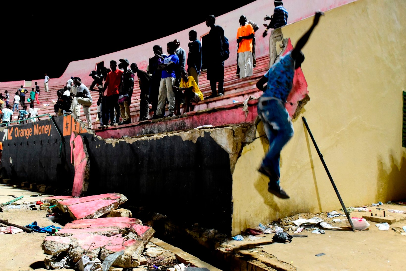 FOTOD | Hullunud Senegali jalgpallifännid põhjustasid traagilise õnnetuse
