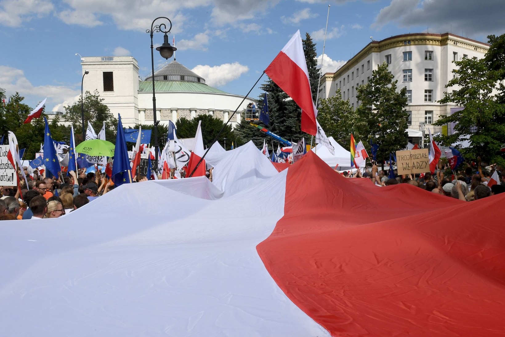 GALERII | Tuhanded poolakad protesteerivad kohtusüsteemi reformi vastu