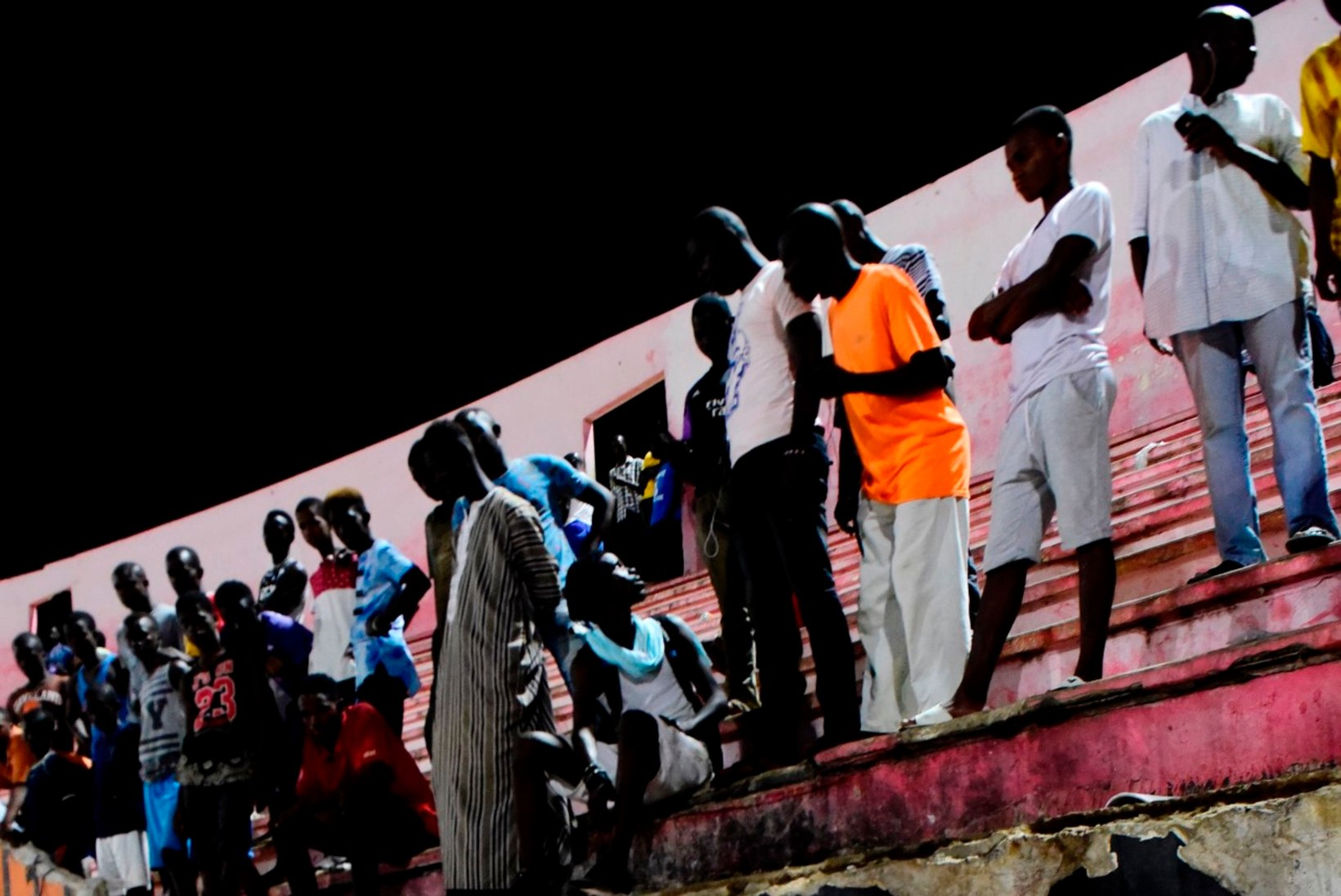 FOTOD | Hullunud Senegali jalgpallifännid põhjustasid traagilise õnnetuse