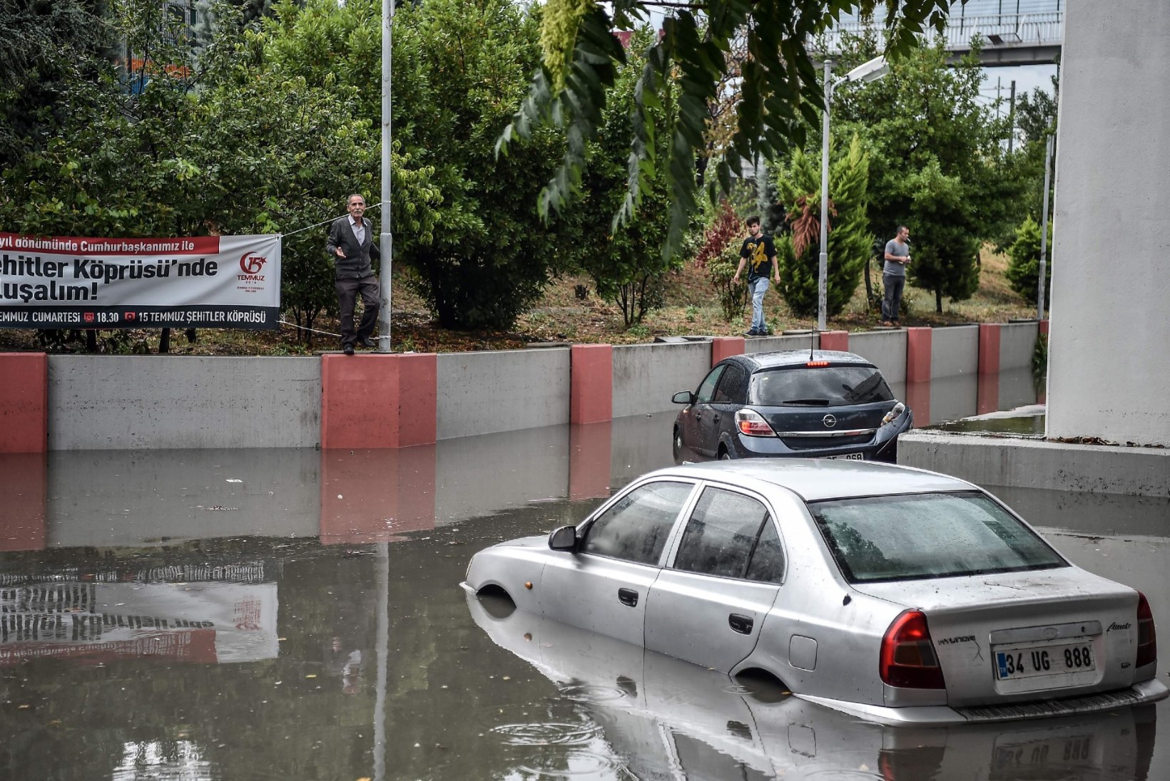 GALERII | Üleujutus halvas İstanbulis miljonite inimeste argielu
