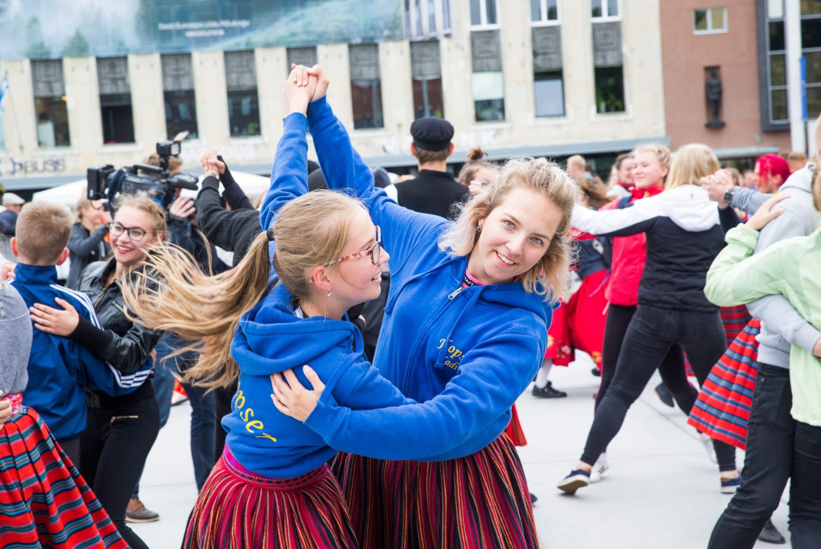 Tahame tantsida: noored korraldasid spontaanselt Vabaduse väljakul tantsupeo