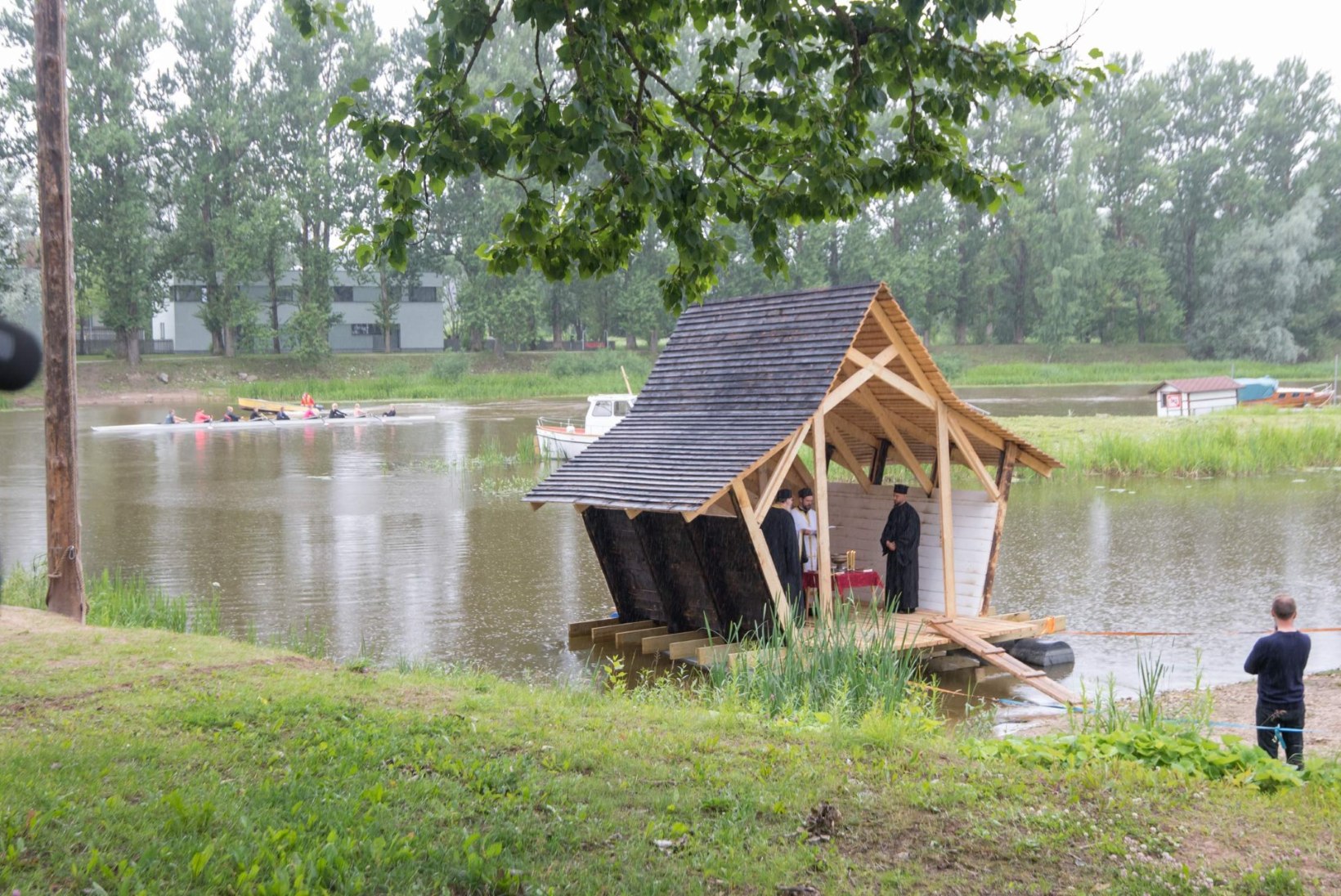 Eesti esimene ristimismaja sai õnnistuse nii preestrilt kui ka taevalt
