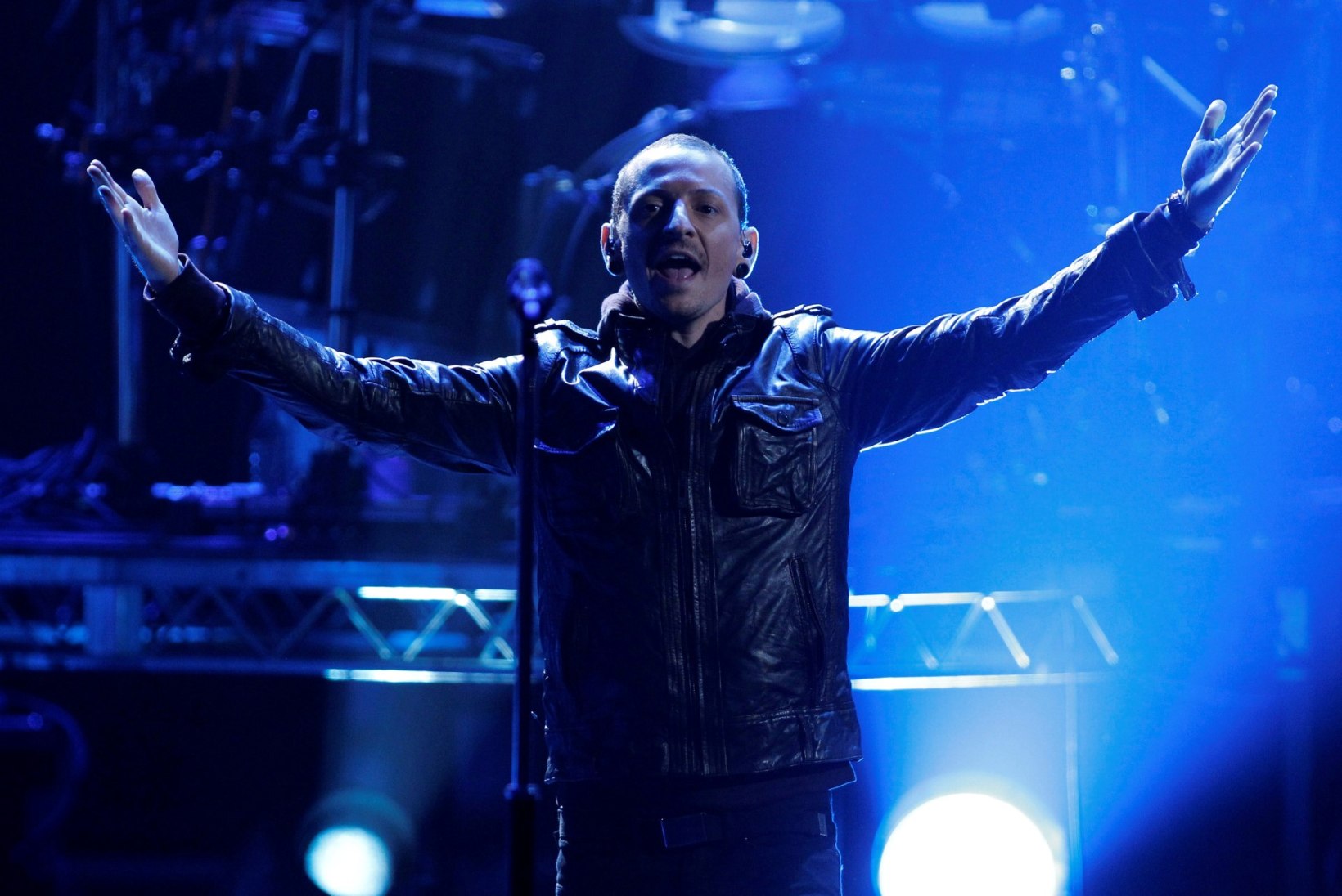 Kas Linkin Parki laulja vaimu murdis hea sõbra Chris Cornelli enesetapp?
