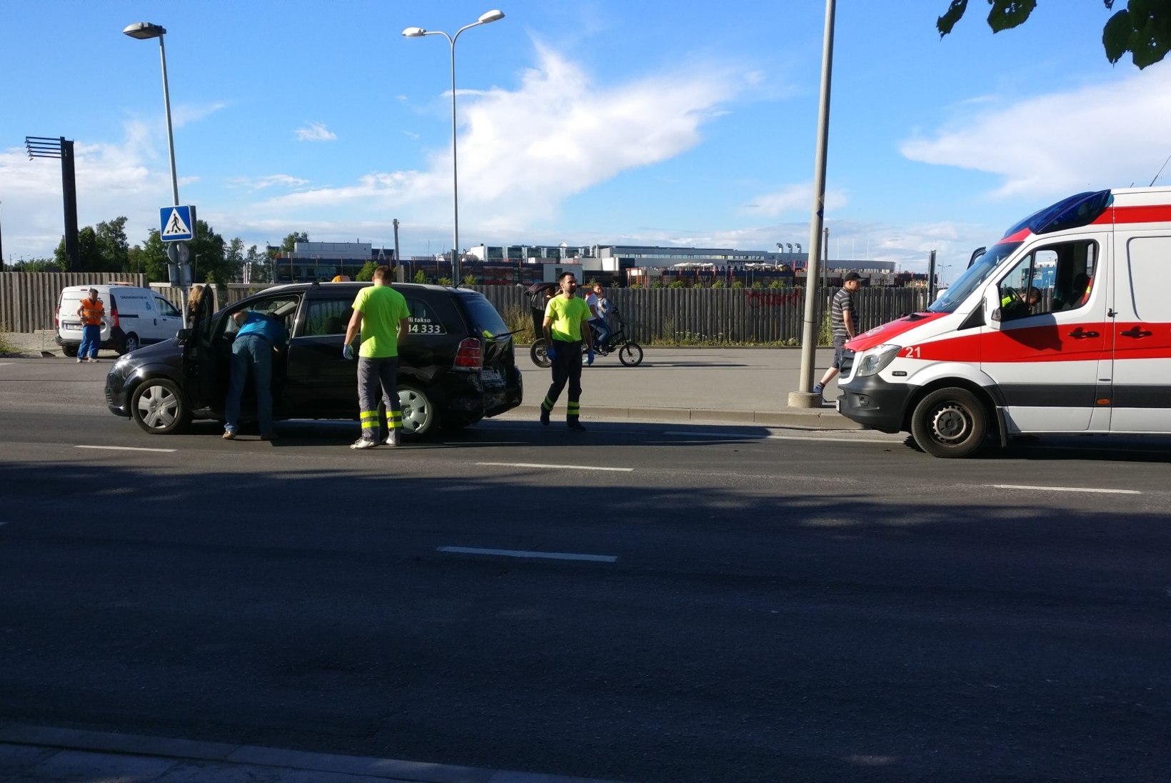 FOTOD | Tallinnas Ahtri tänaval põrkasid kokku kaks sõiduautot
