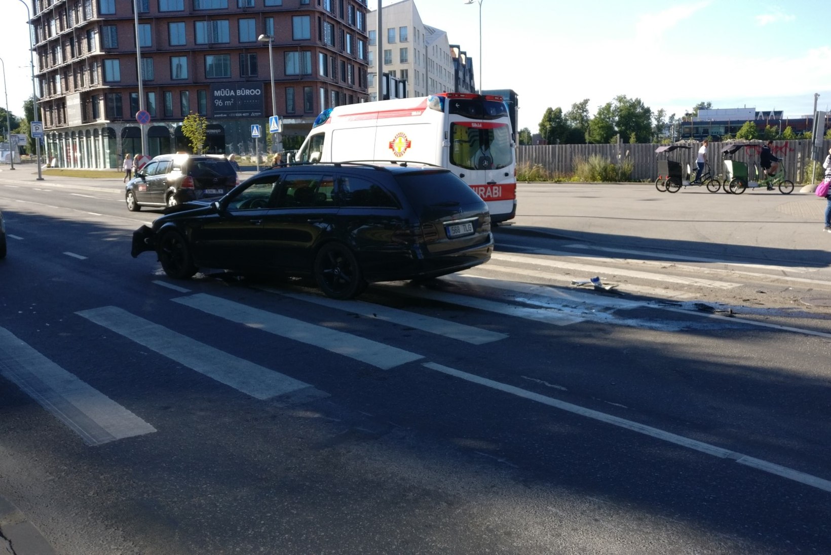 FOTOD | Tallinnas Ahtri tänaval põrkasid kokku kaks sõiduautot