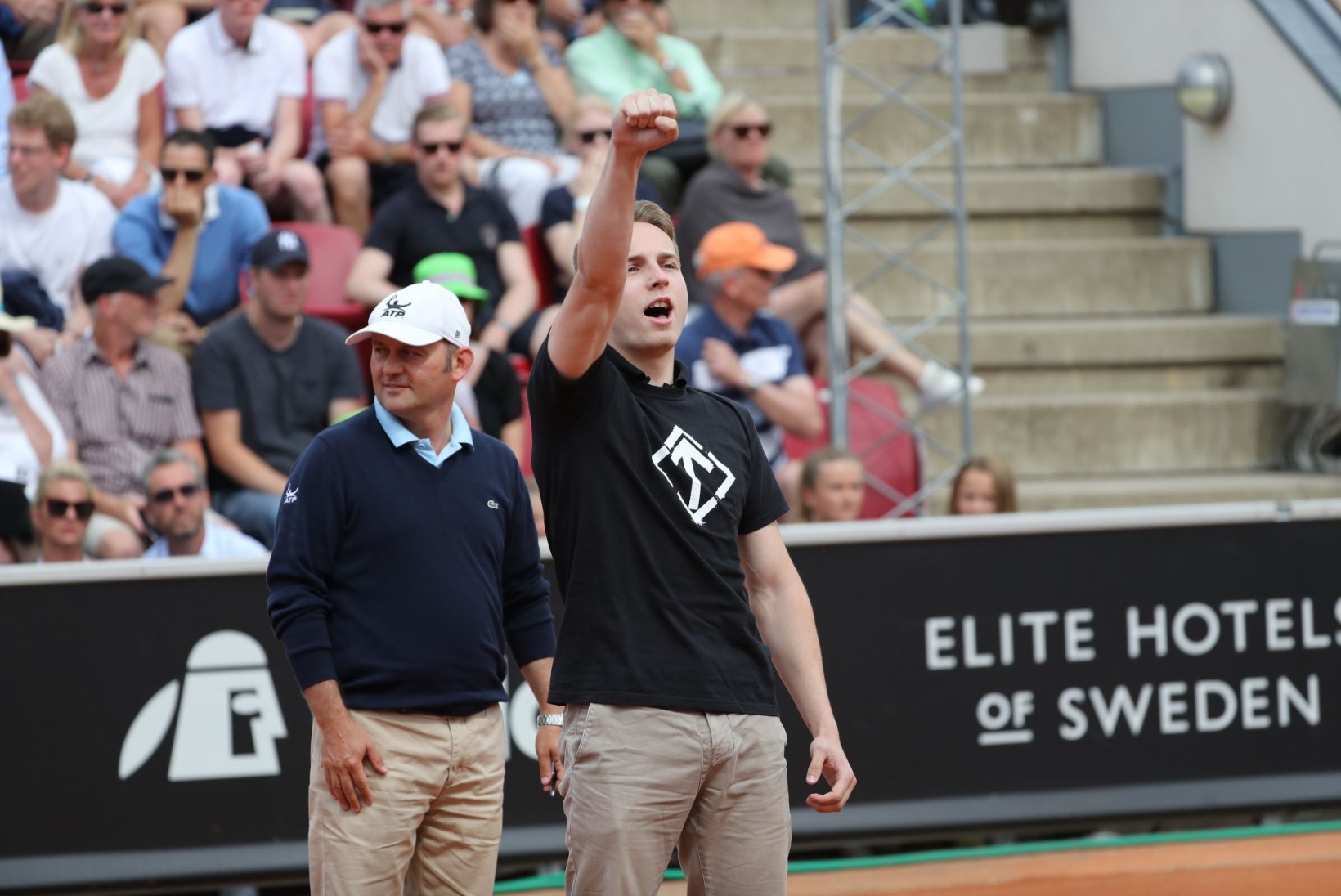 FOTOD | Natsitervitusi hüüdnud mees külvas Rootsi tenniseturniiril segadust