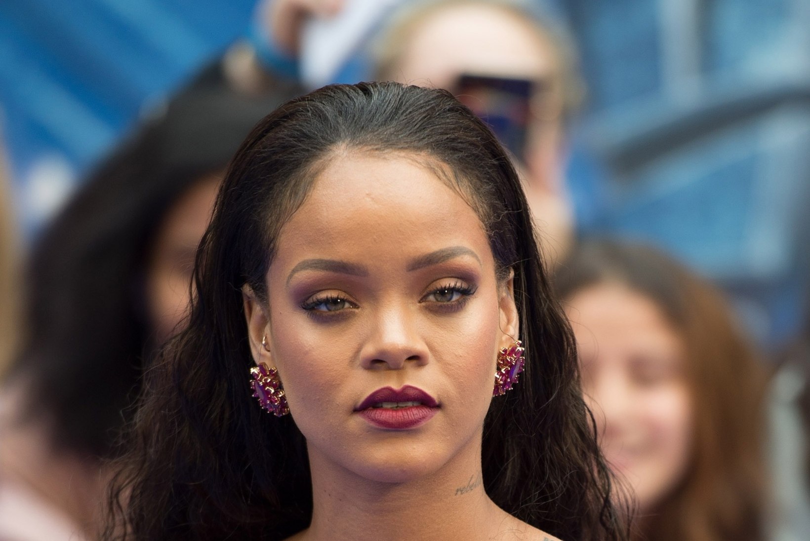 Rihanna büst pidi kleidist välja vupsama