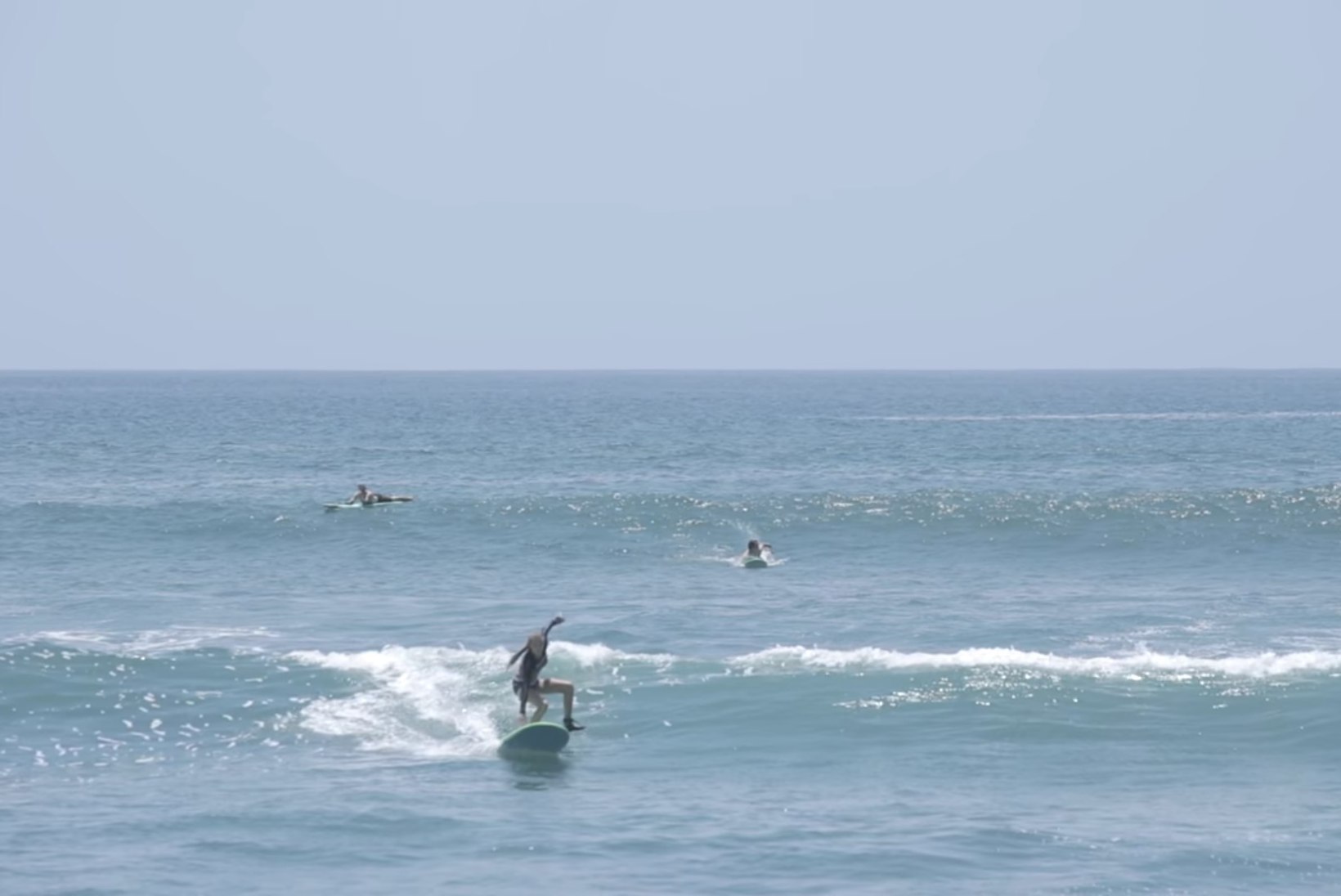 VIDEO | Kelly Sildaru õppis Mehhikos surfamist