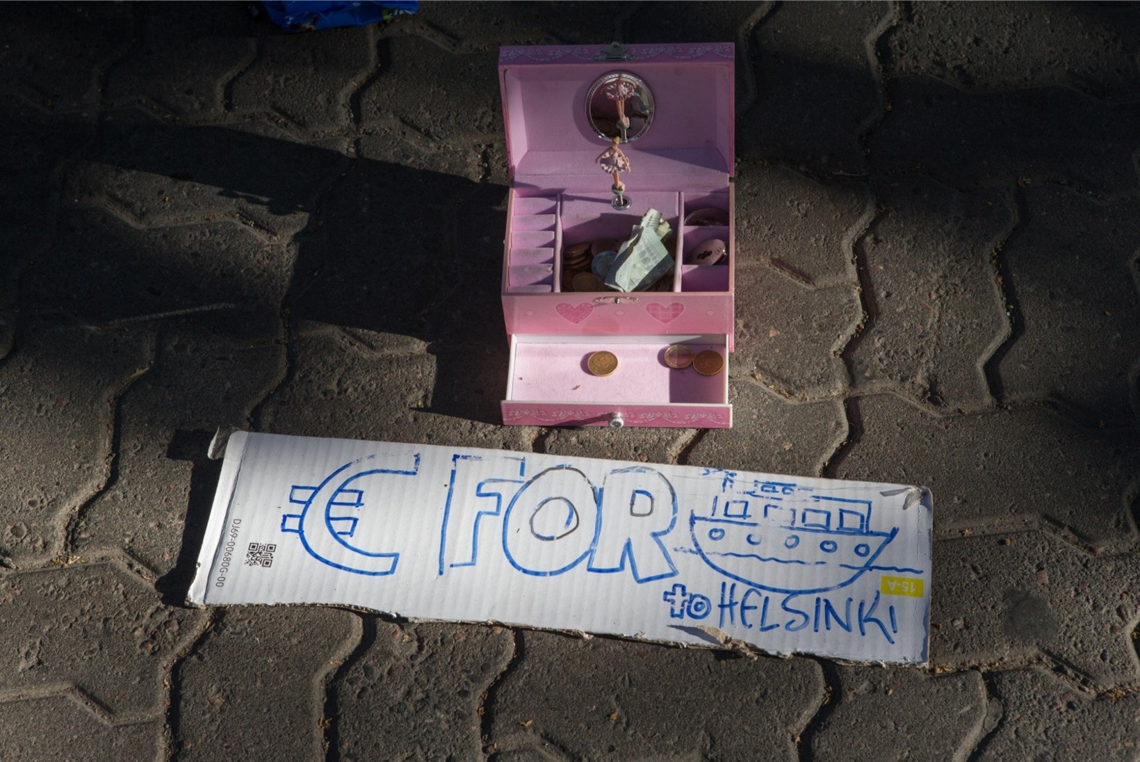 FOTOUUDIS | Tänavamuusikud kogusid Tallinnas raha laevapiletite ostuks