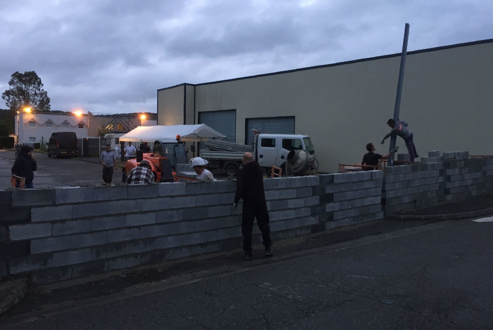 Edela-Prantsusmaal valmis põgenikevastane müür ühe ööga