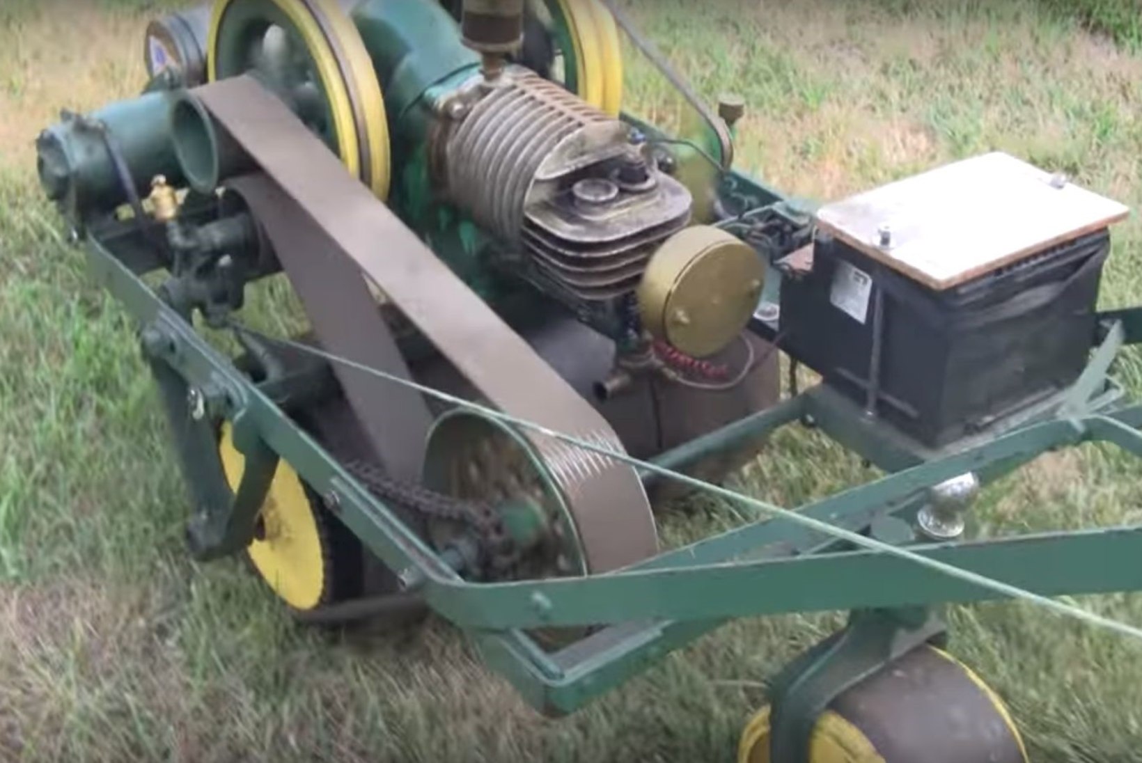 VIDEO | Vaata, kuidas näeb välja ja töötab pea saja-aastane muruniiduk