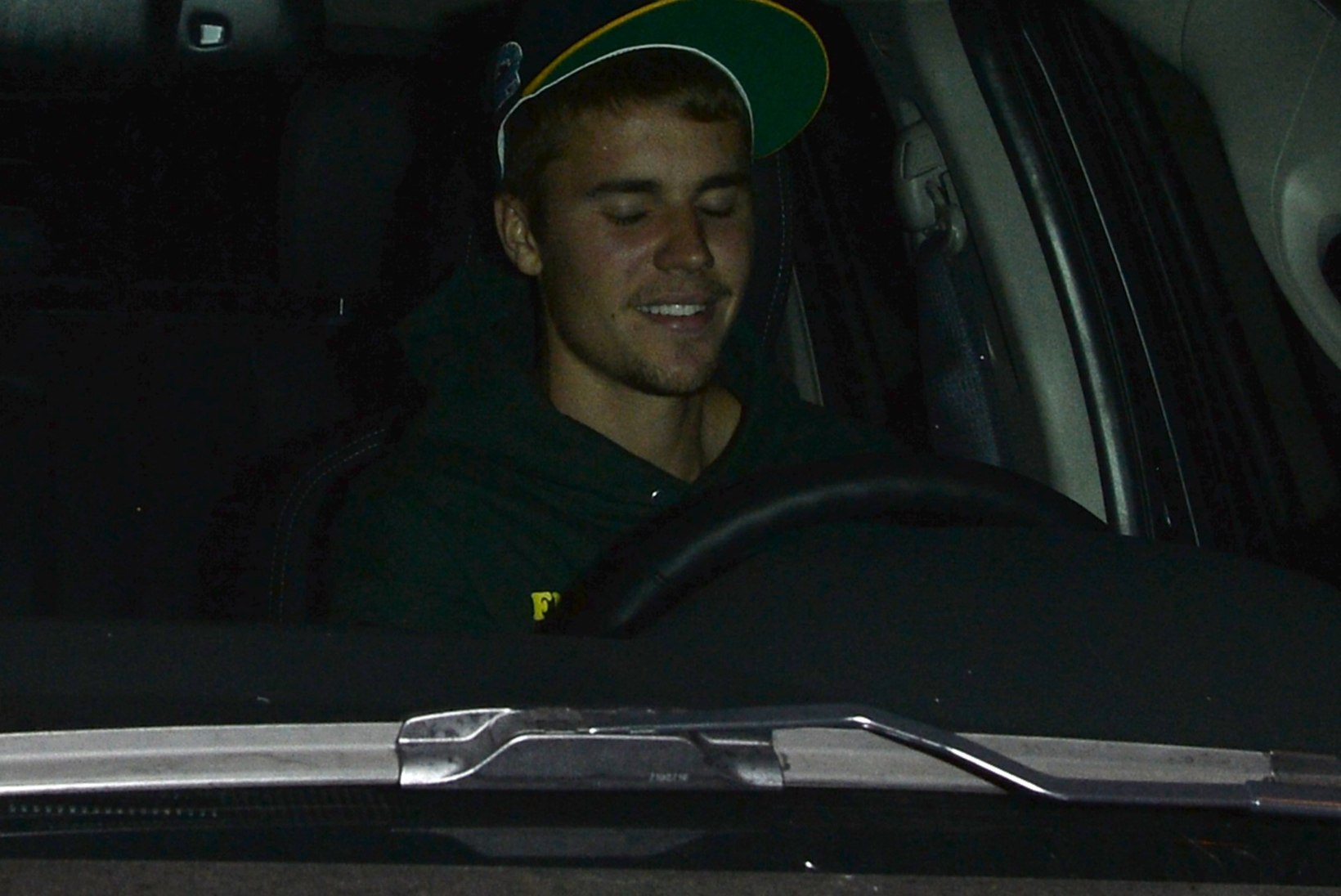 FOTOD | Justin Bieber sõitis kirikust tulles paparatsole otsa
