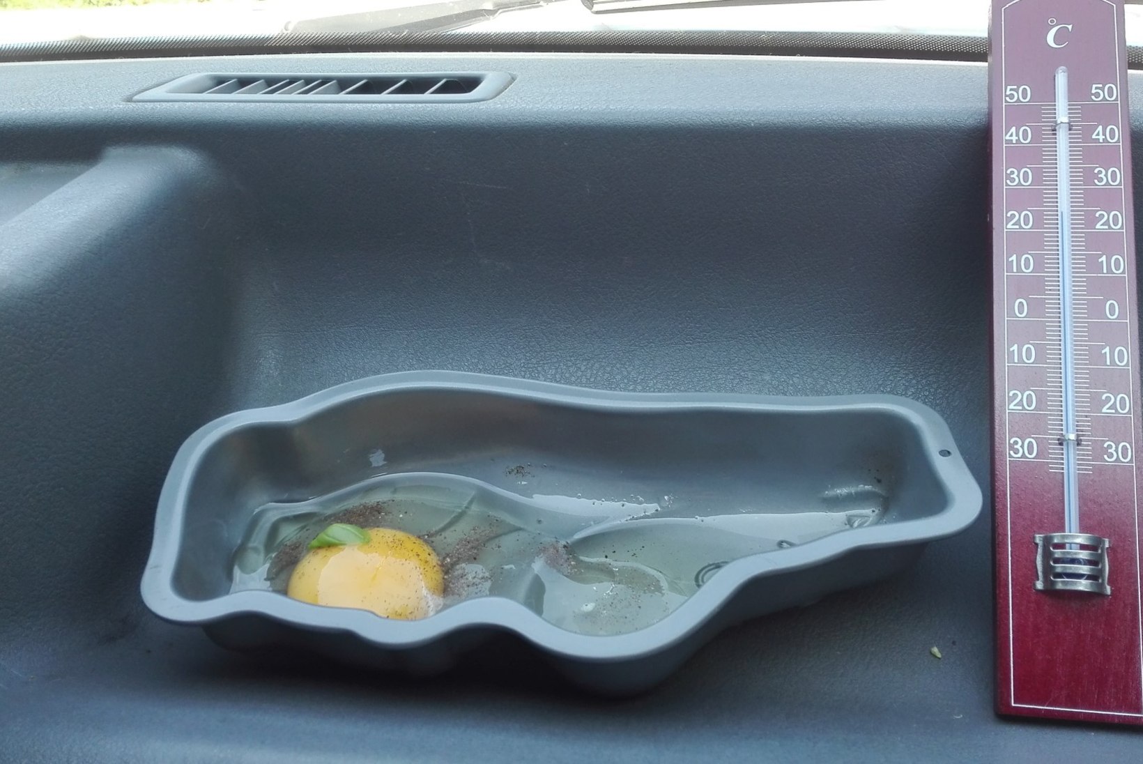 EKSPERIMENT: kas kuumal suvepäeval saab autos muna praadida?