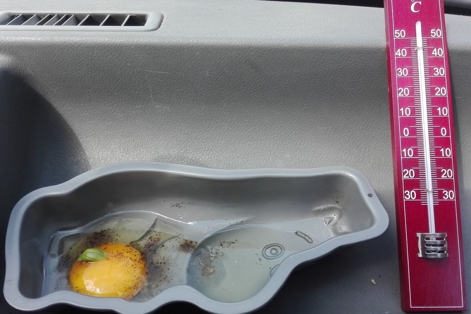 EKSPERIMENT: kas kuumal suvepäeval saab autos muna praadida?