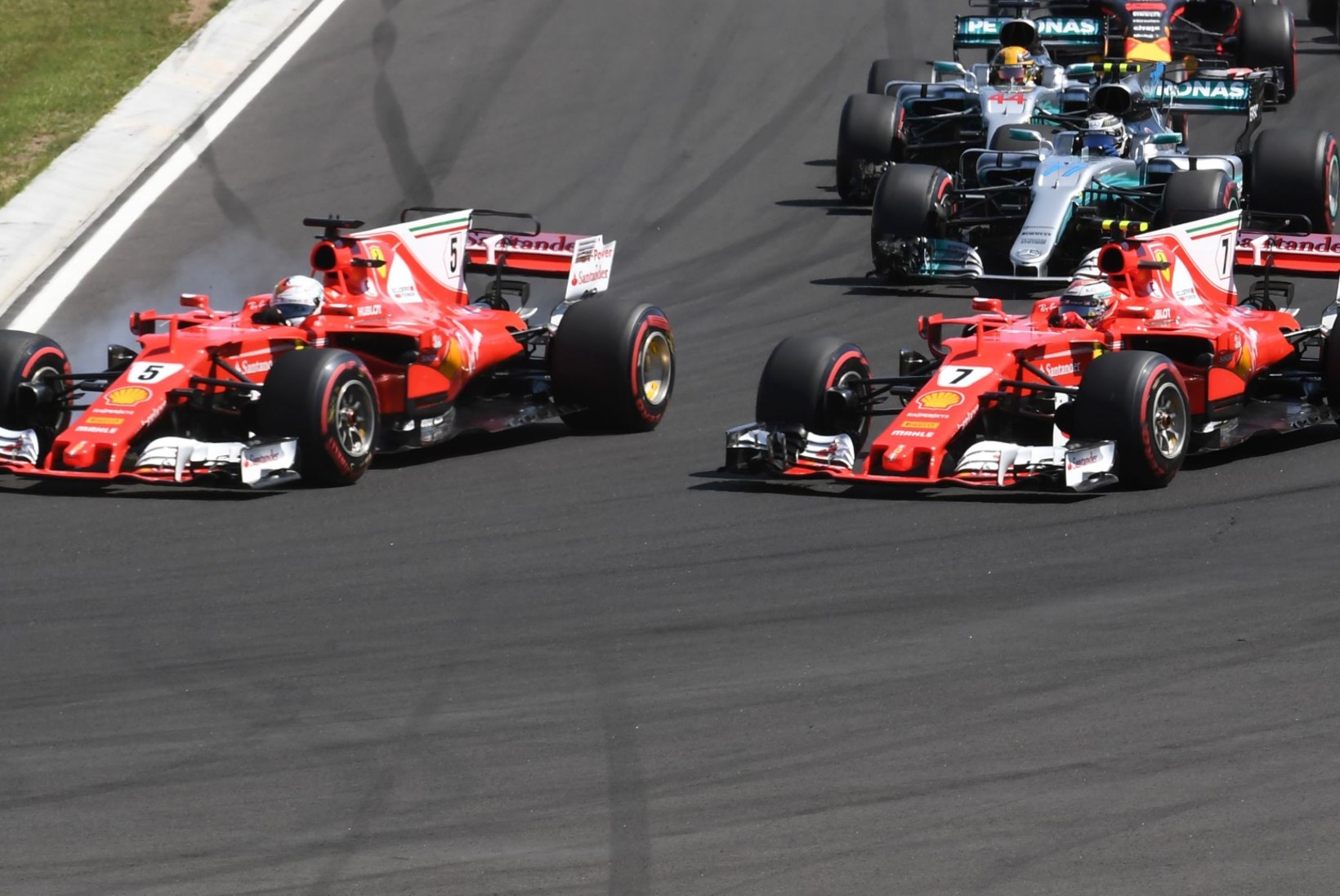 Ungaris esimestena rajale saanud Ferrarid veeresid samas järjekorras ka üle finišijoone