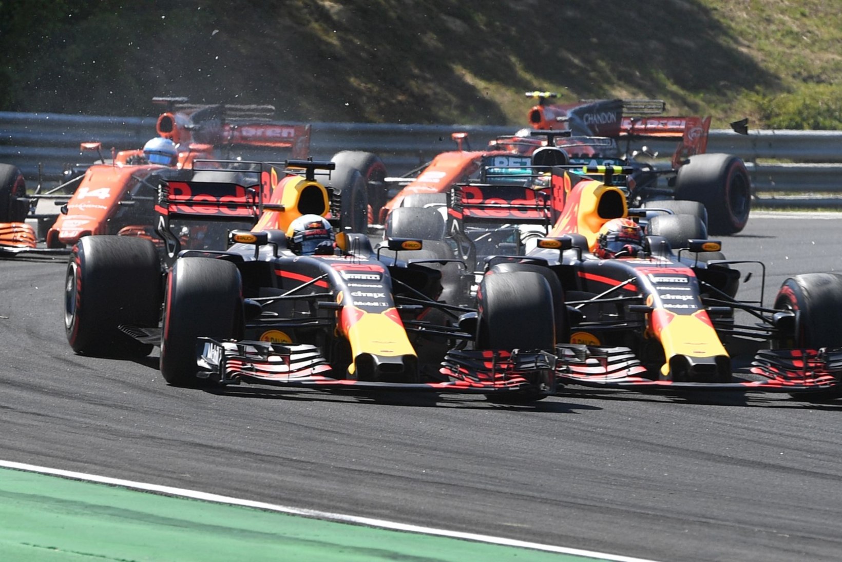 VIDEO | Verstappen lõpetas avaringil tiimikaaslase sõidu: kuradi kehv kaotaja!