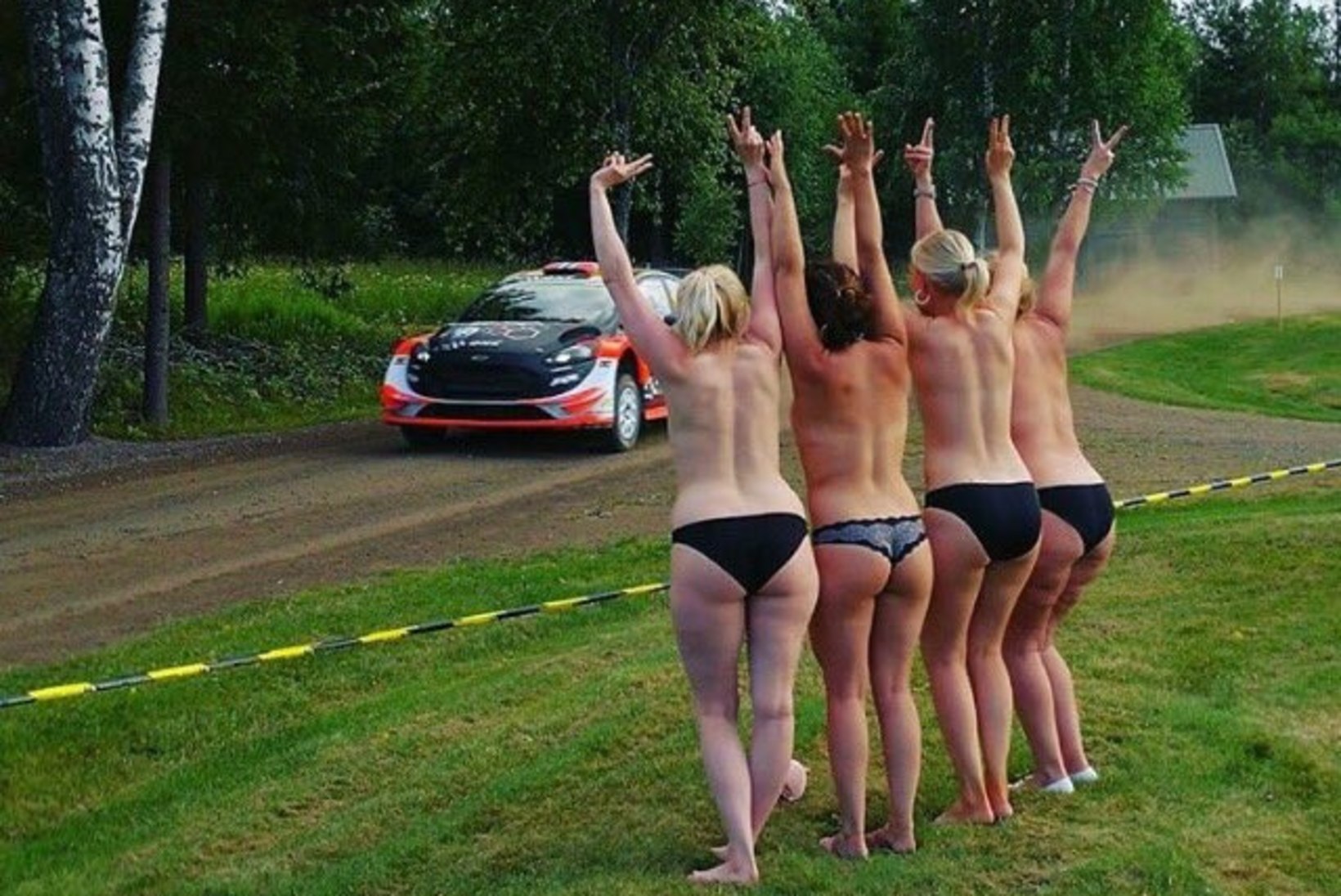 FOTO | Neli rallifänni ergutasid Soomes sõitjaid paljaste rindadega