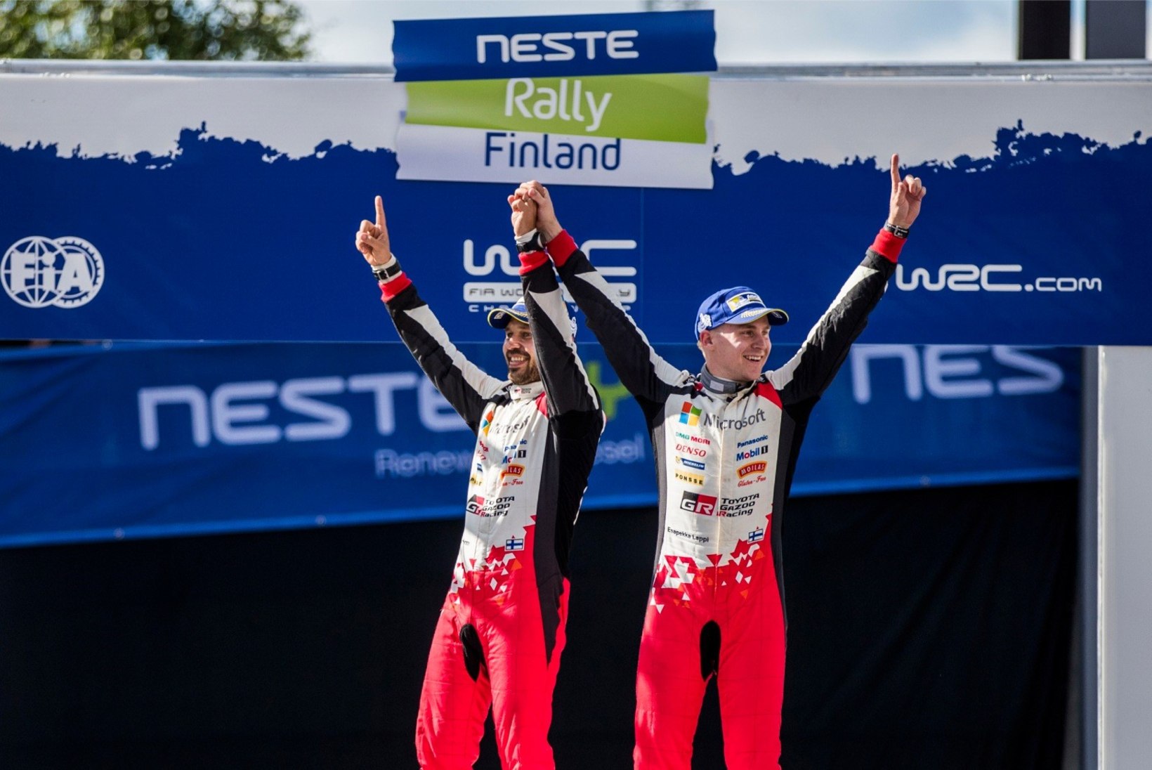 ÕL-I GALERII JYVÄSKYLÄST | Šampanjavihm ja siiras rõõm! Toyota mehed tähistasid Soome ralli võitu