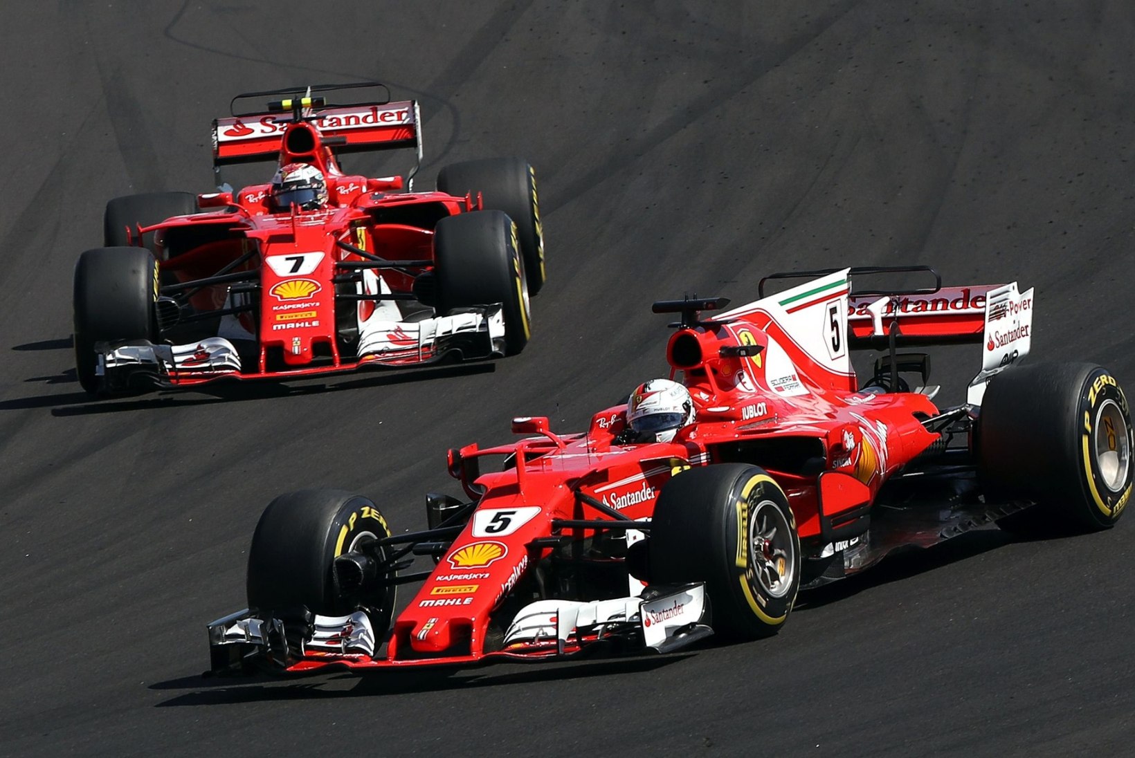Ferrarid andsid vastulöögi, Verstappen taas kriitikanoolte all