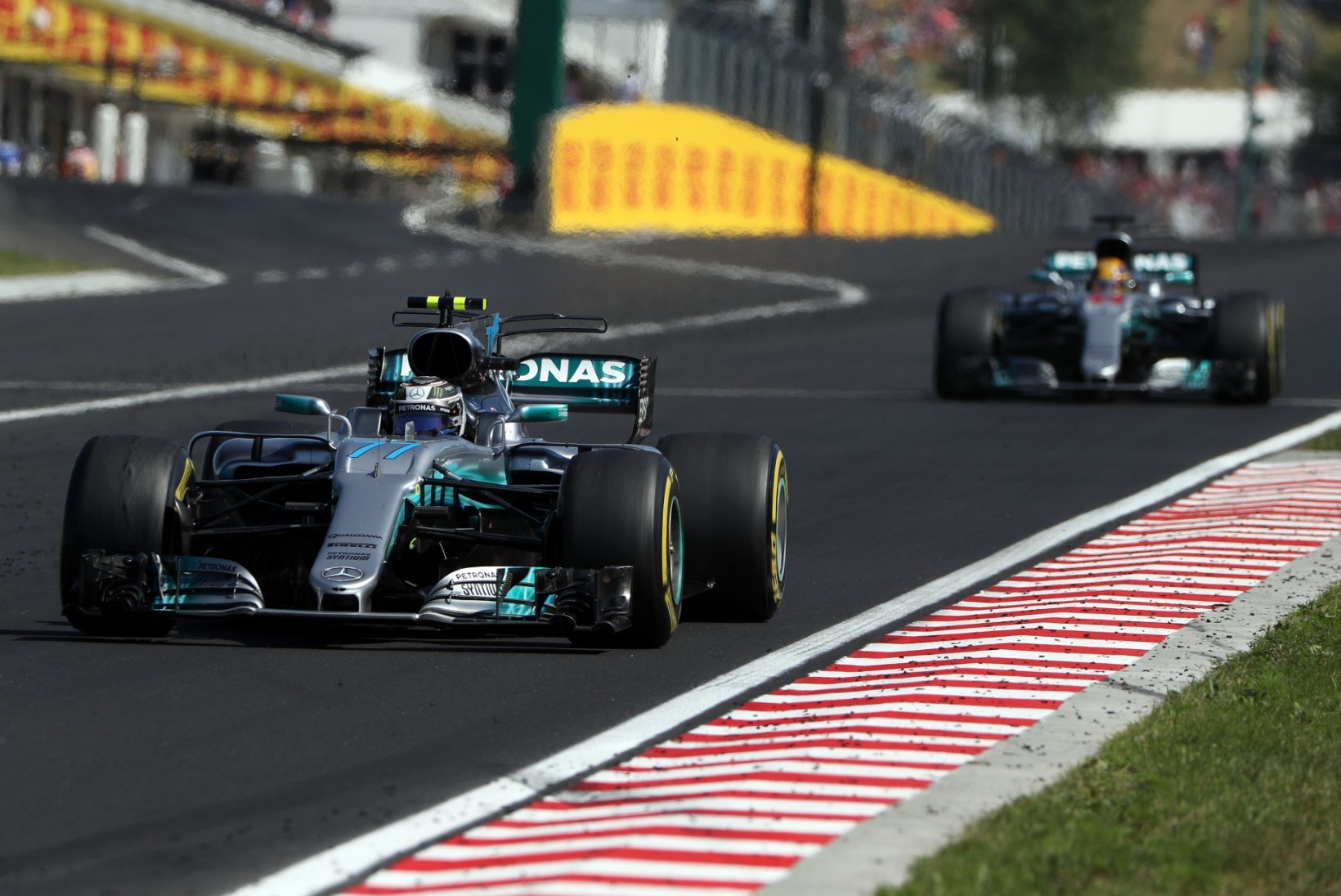 Mercedes F1 tiim võib Ungaris näidatud liigset spordimehelikkust hooaja lõpus kahetsema jääda