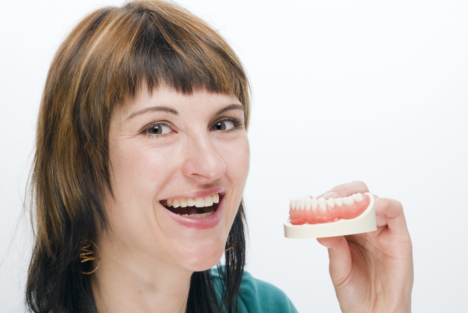 NAERATUS KORDA: puuduvaid hambaid aitavad asendada proteesid