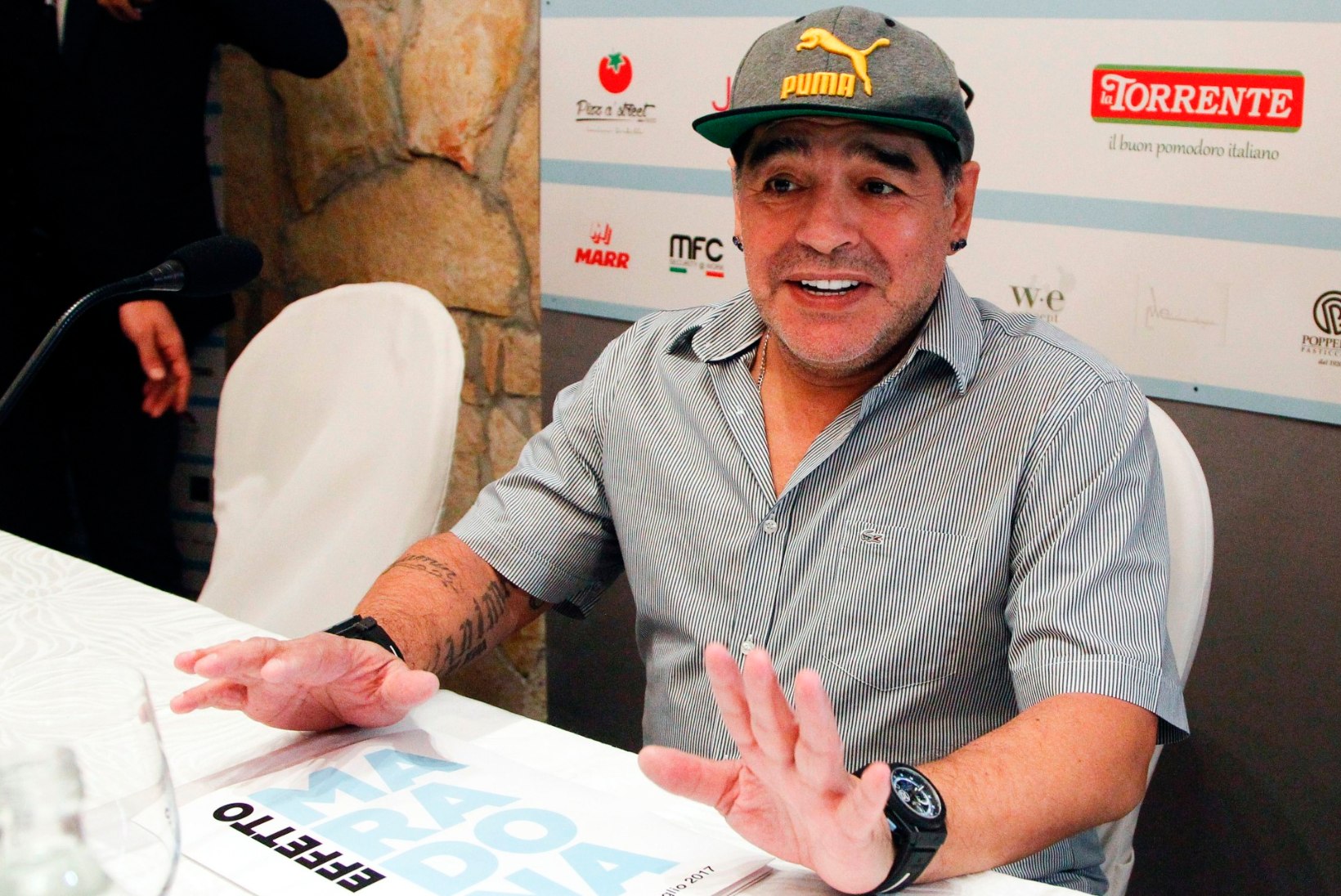 VIDEO | Maradona jõi end purju ja lõpetas õhtu auto katusel