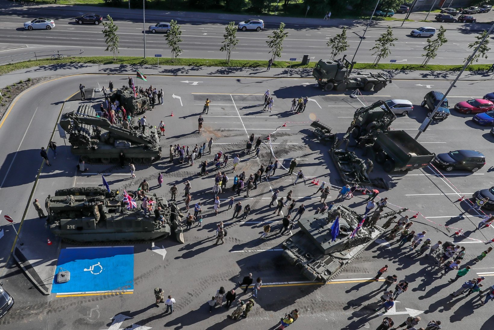 GALERII | Briti liitlased tõid Transformerite filmi tankid Tallinnasse