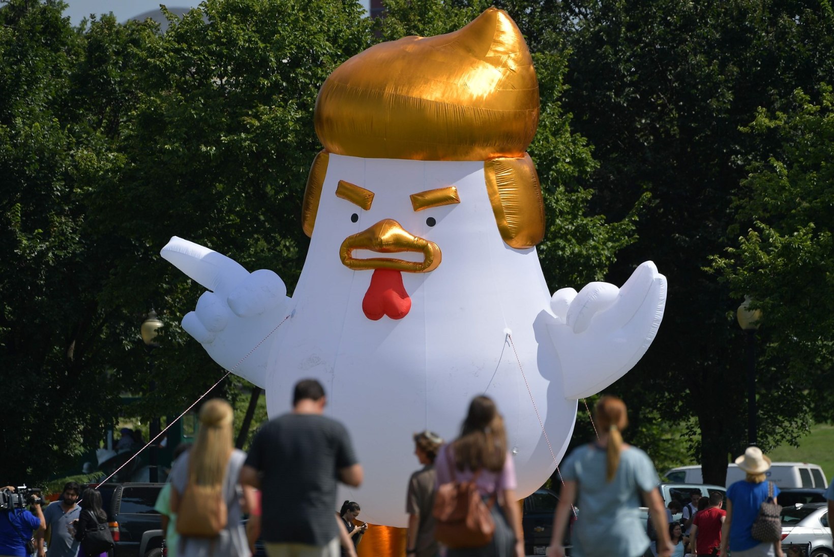 VIDEO | Valge Maja kõrvale pandi hiiglaslik Trumpi soenguga kanamaskott