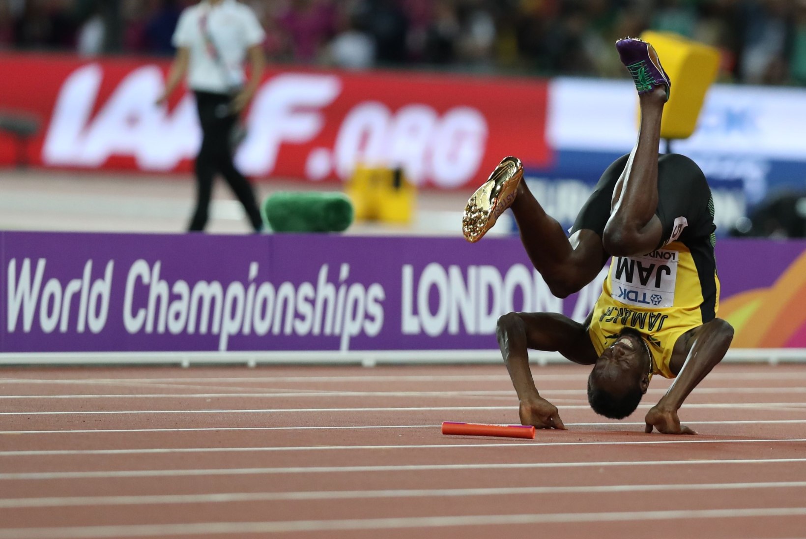 VIDEO | KÕIK! Usain Bolti karjäär lõppes keset 100 meetri staadionisirget