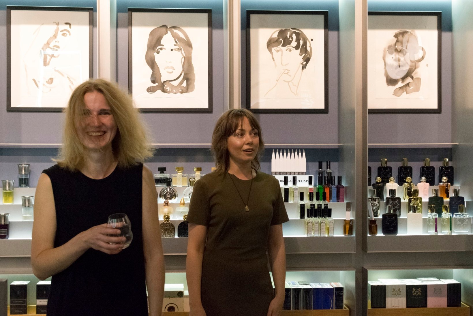GALERII | Parfümeeriabutiigis avati pidulikult Helmi Arraku näitus „Black Ink“