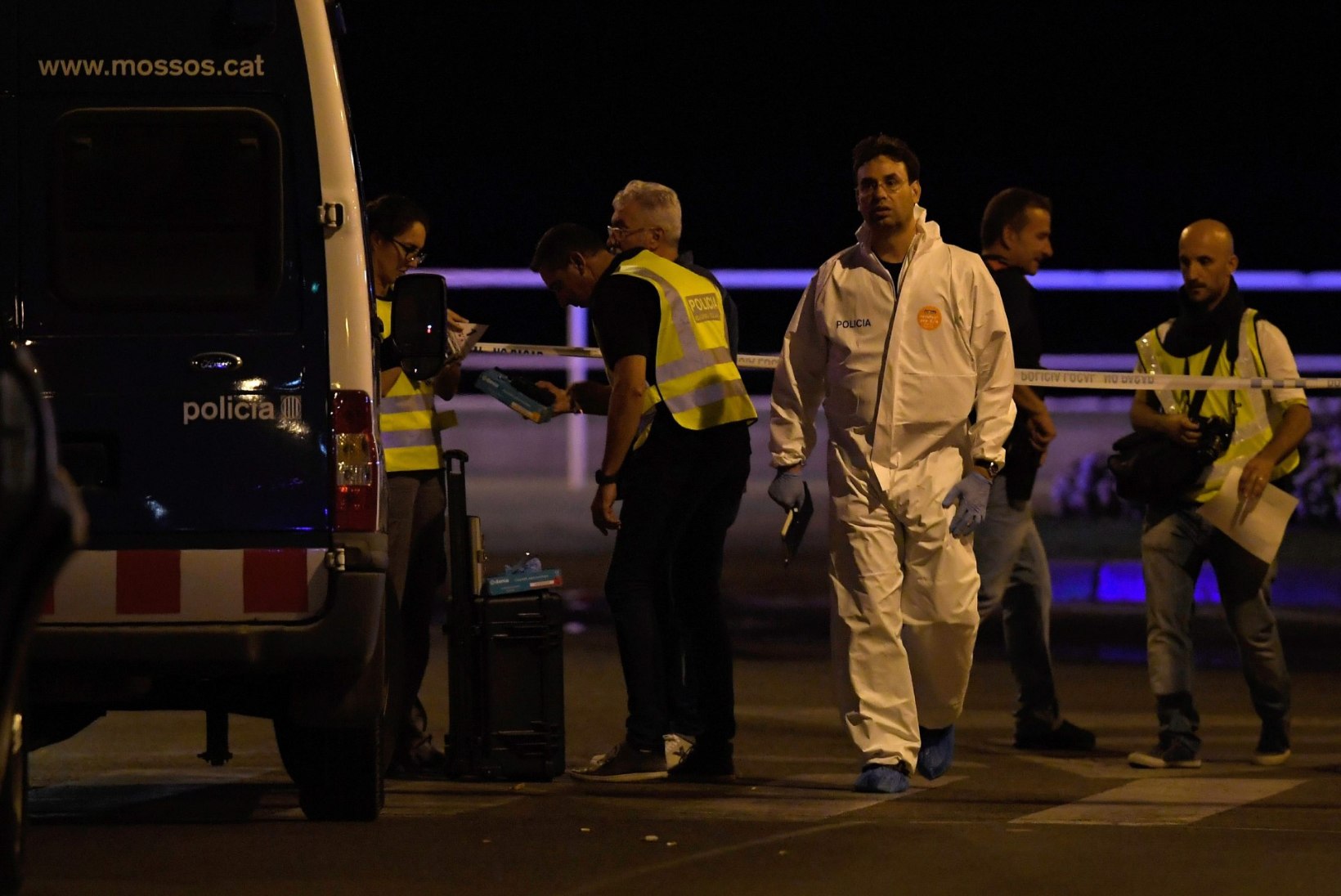 VIDEOD, FOTOD, OTSEBLOGI | Barcelonas sõitis kaubik inimeste hulka, hukkus 13 inimest, pärast keskööd toimus teinegi rünnak