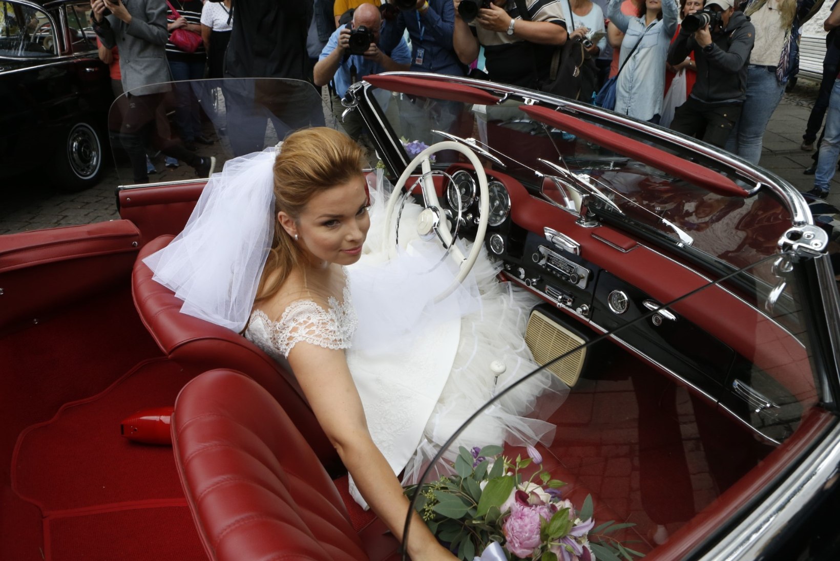 SUUR SAABUMINE: Luisa Värk saabus üksi Mercedesega signaalitades pulma 
