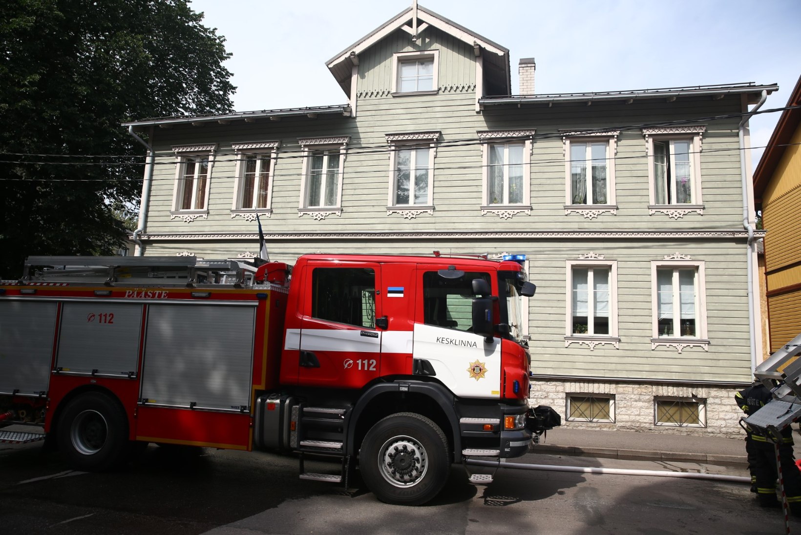 PILDID | Tallinnas Tina tänaval põles kahekorruseline puumaja