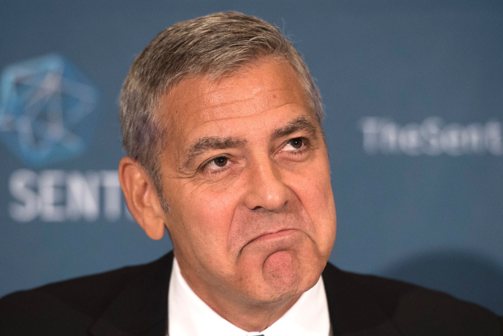 Värske kaksikute papa George Clooney näeb üsna kurnatud välja ...
