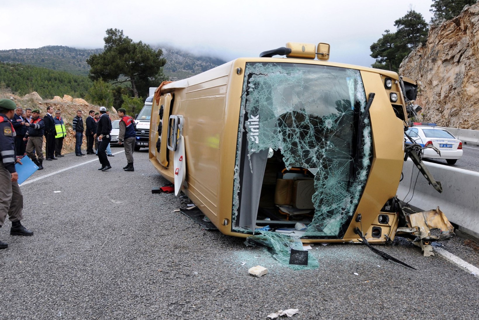 FOTO | Antalya rannakuurordist turiste ekskursioonile viinud buss läks ümber