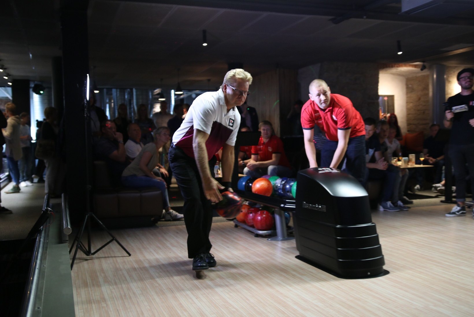 FOTOD: Bowlingu maailmameister kutsus Eesti pallurid joonele, et avada uuenenud Kuulsaal