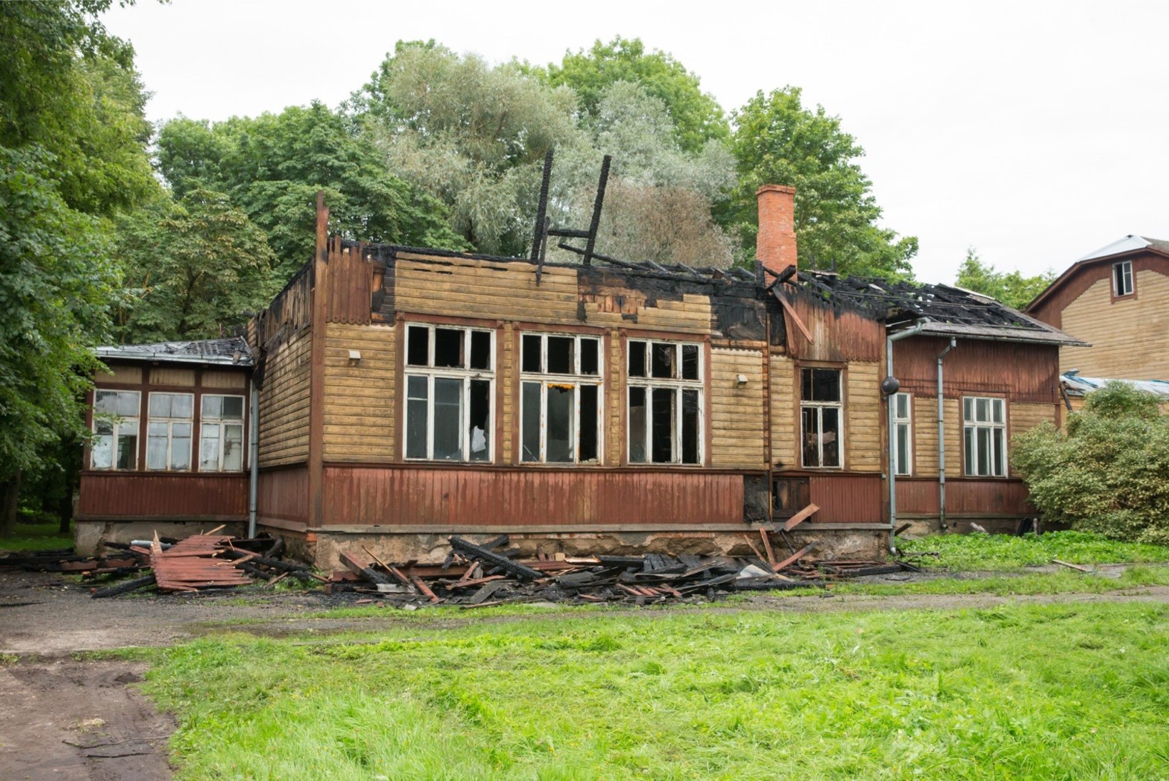 GALERII | Tulemöll Karlovas: öösel põles endine Tartu nakkushaigla