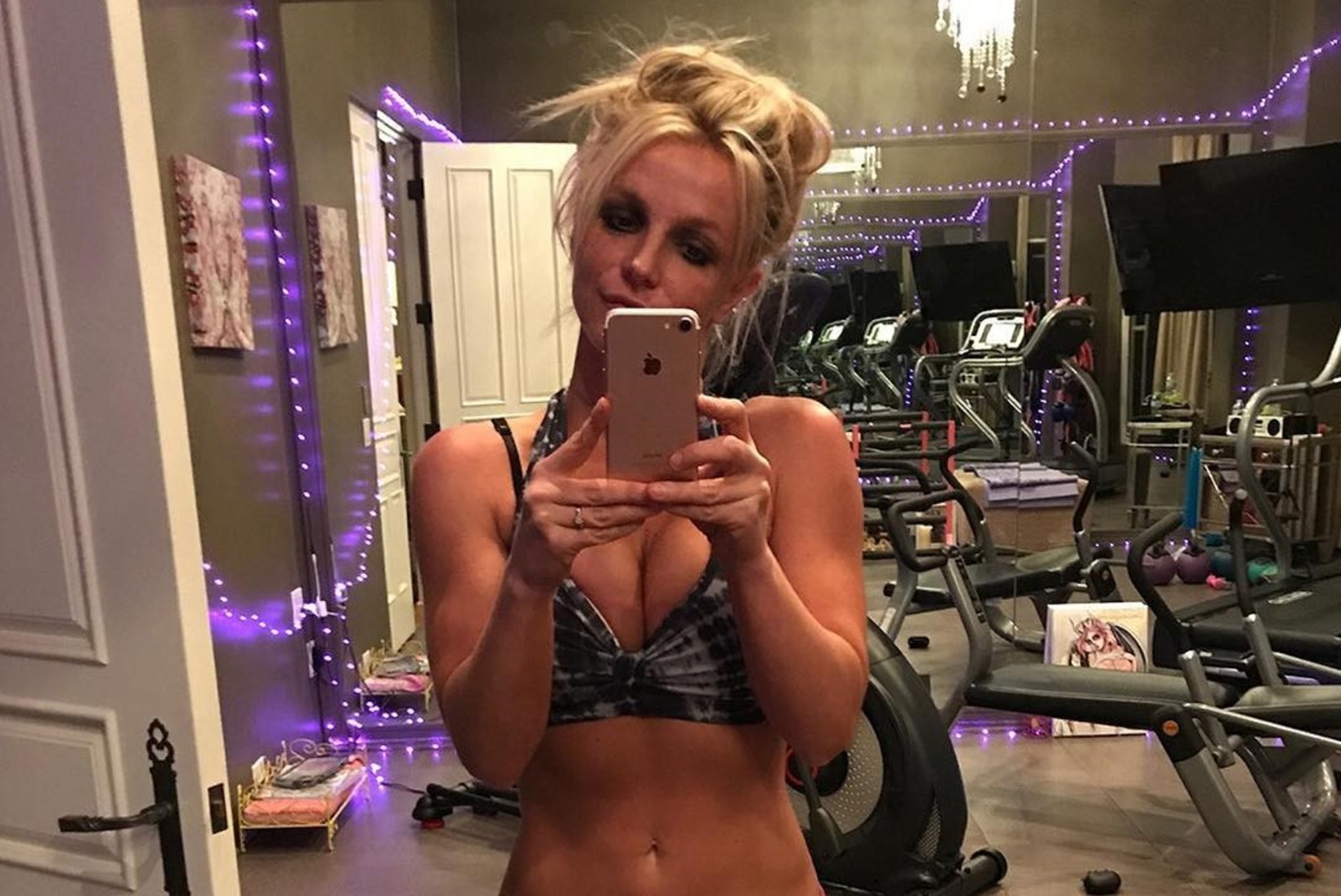VIDEO | Poolpaljas ja seksikalt trimmis Britney treenib omaenese muusika järgi