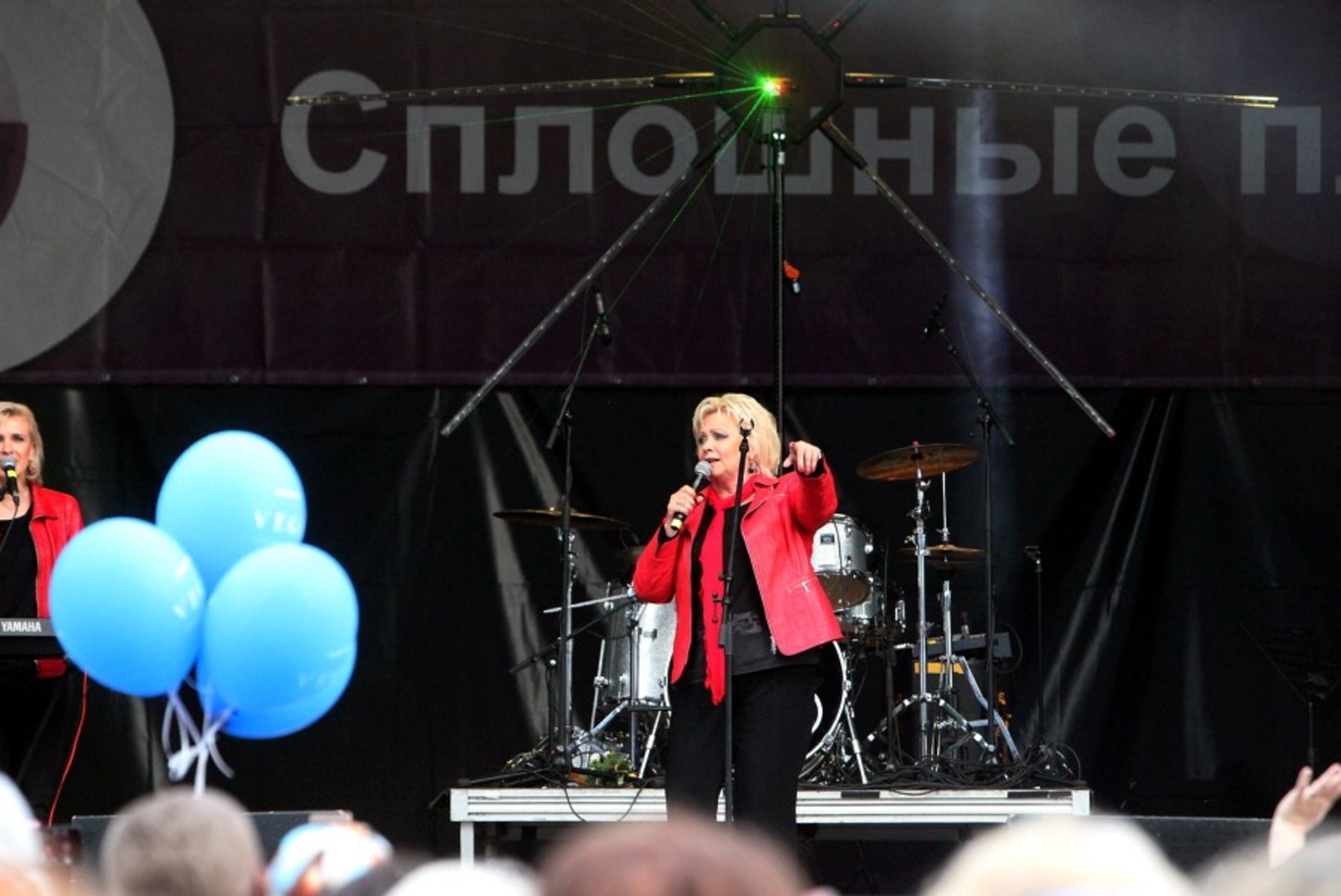 PILDID JA VIDEO | Lasnamäe päeva peaesinejateks olid populaarne Venemaa bänd CHI-LLI ja Anne Veski