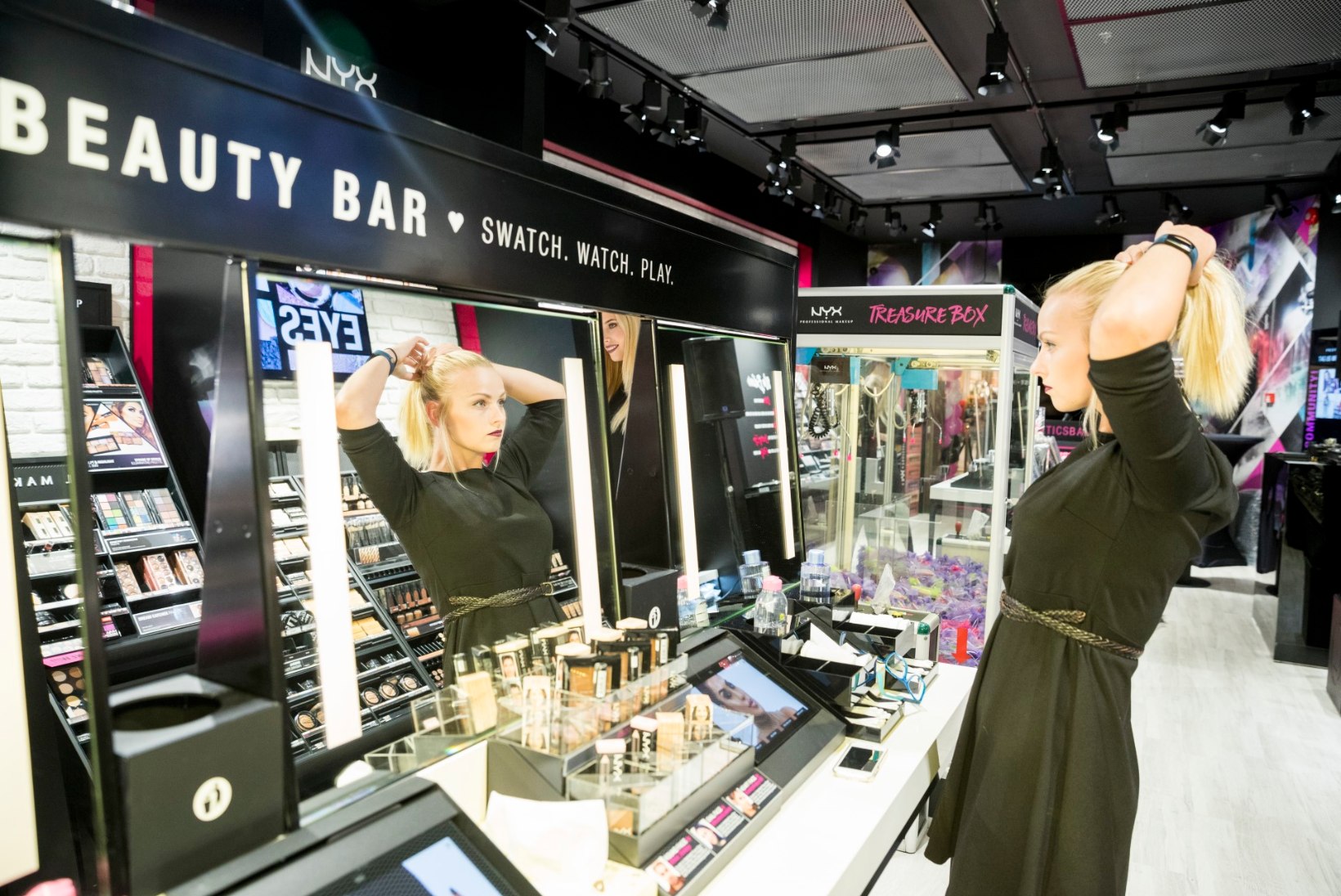 GALERII | Värvikas kosmeetikabränd pidas sotsiaalmeediastaaridega Ülemiste keskuses eksklusiivse avapeo 