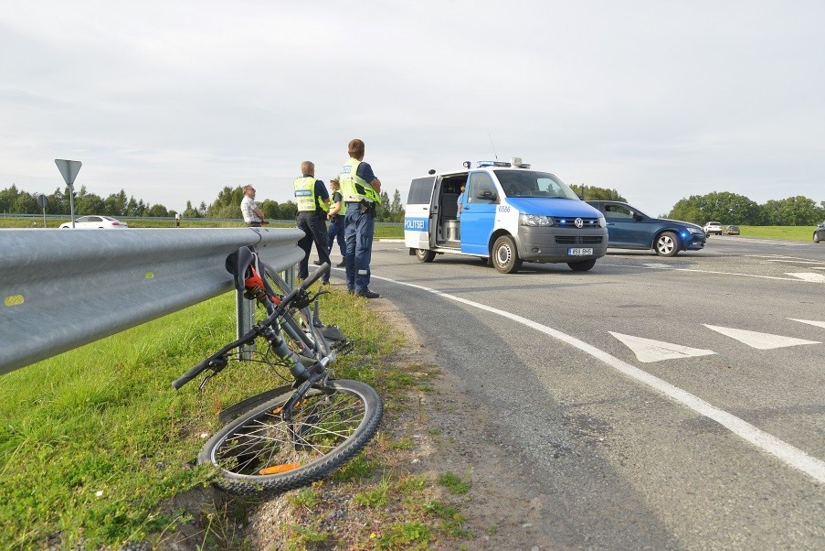 FOTOD | RÄNK KOKKUPÕRGE: Viljandimaal jäi jalgrattur auto alla