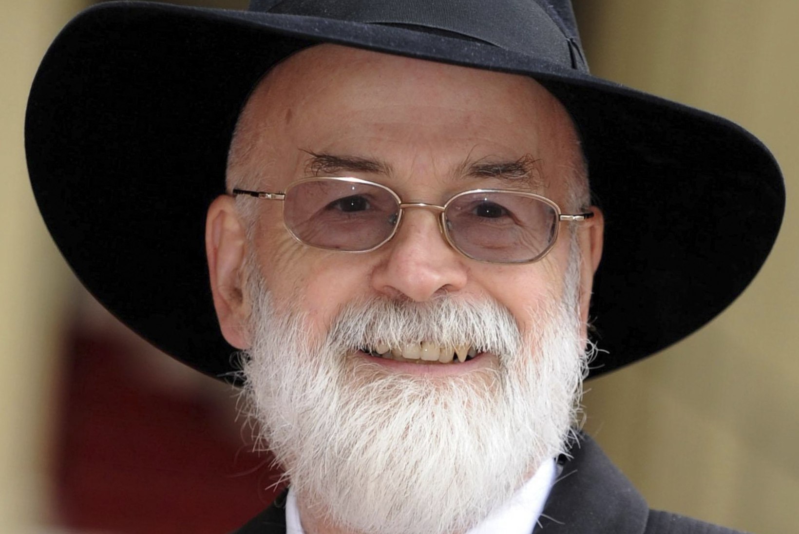 Tippkirjanik Terry Pratchett lasi oma teosed teerulli all purustada