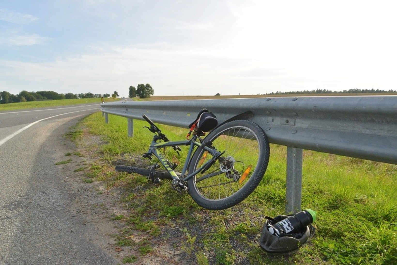 FOTOD | RÄNK KOKKUPÕRGE: Viljandimaal jäi jalgrattur auto alla