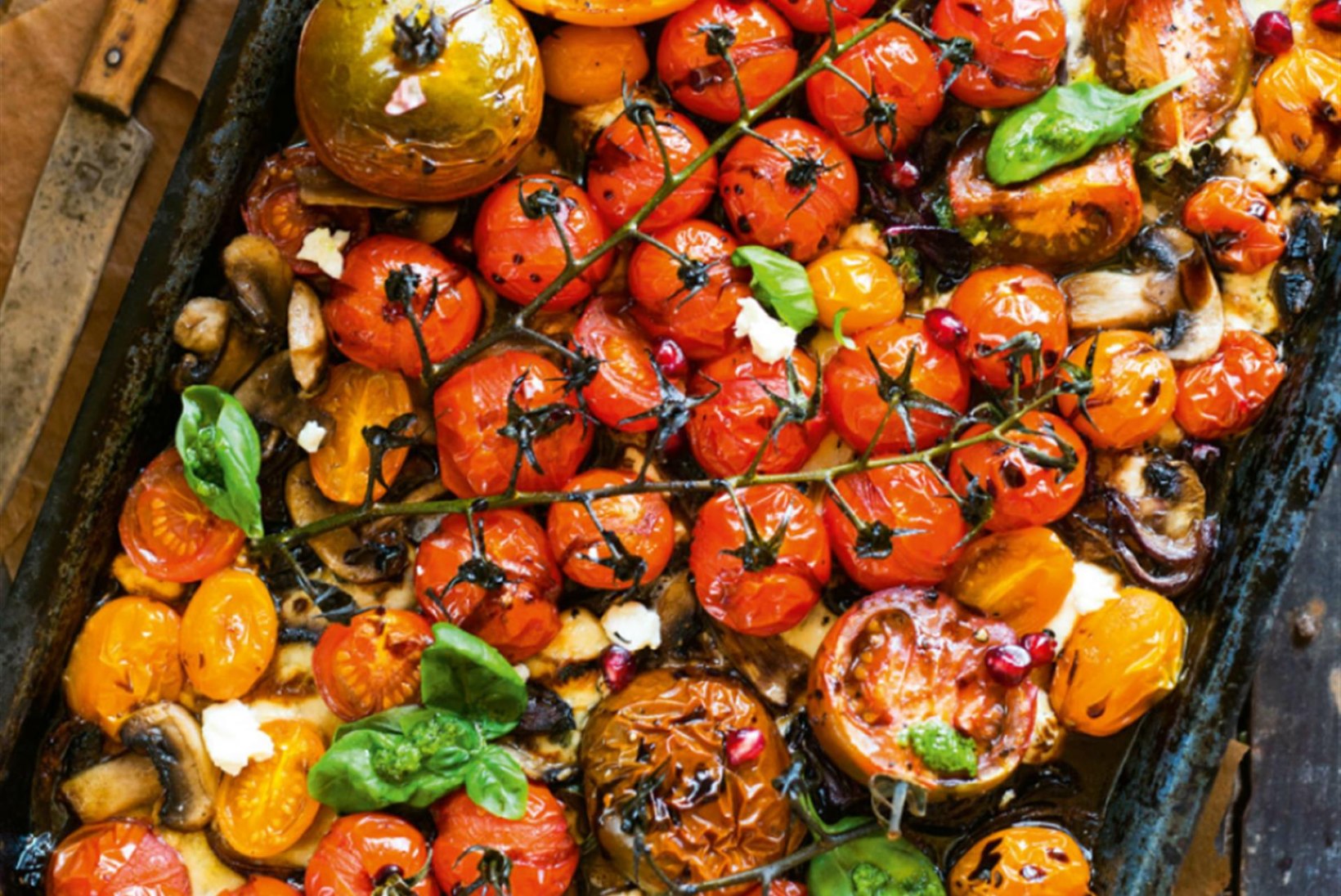 Ahjus grillitud tomatid sinihallitusjuustu ja basiilikuga