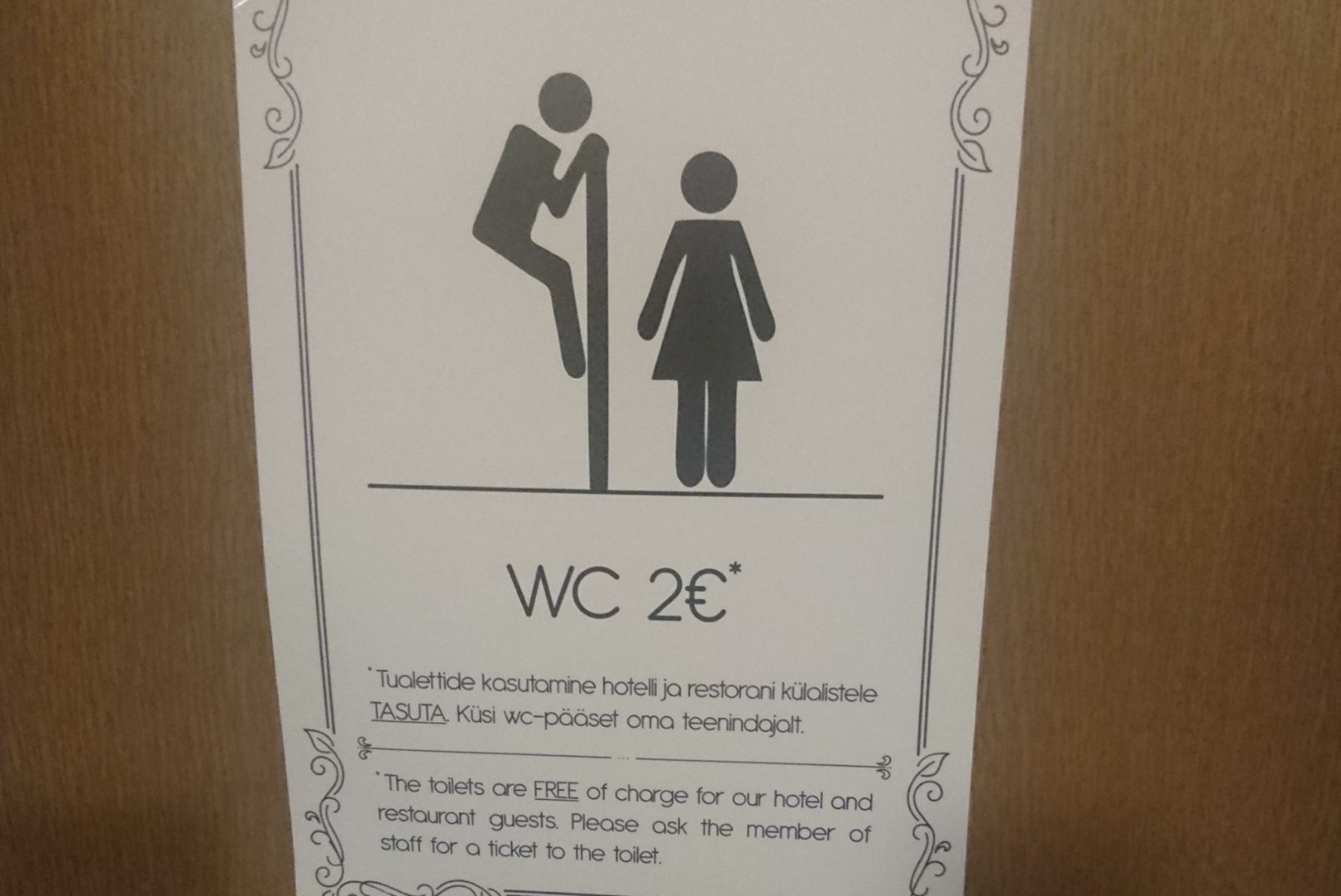 SOLVAV VÕI NALJAKAS? Sotsiaalmeedias tekitab elevust tualeti uksesilt, millel mehefiguur naist piilub