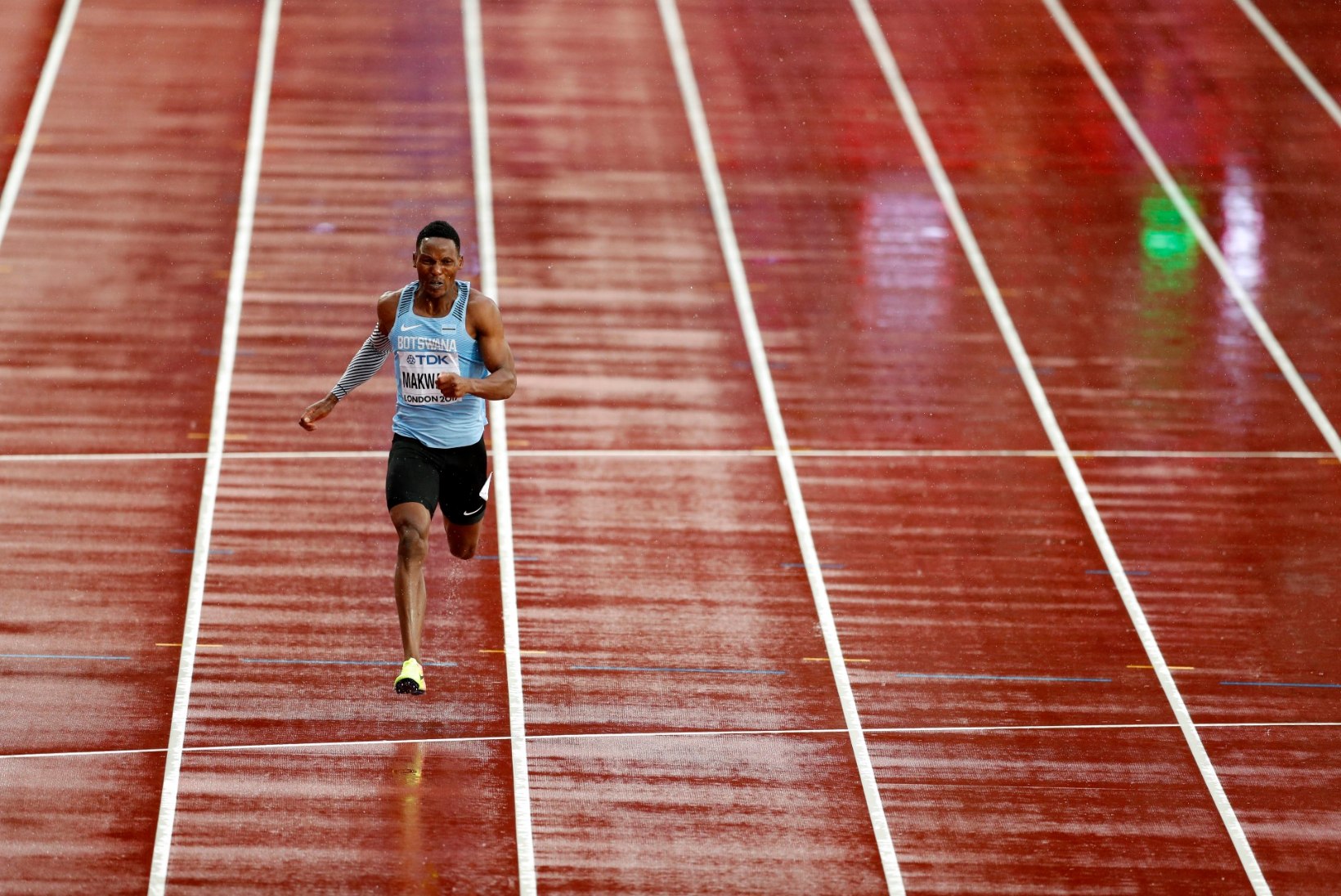 ÕL LONDONIS | GALERII: Olematu kõhuviiruse seljatanud Makwala murdis 200 m jooksus poolfinaali