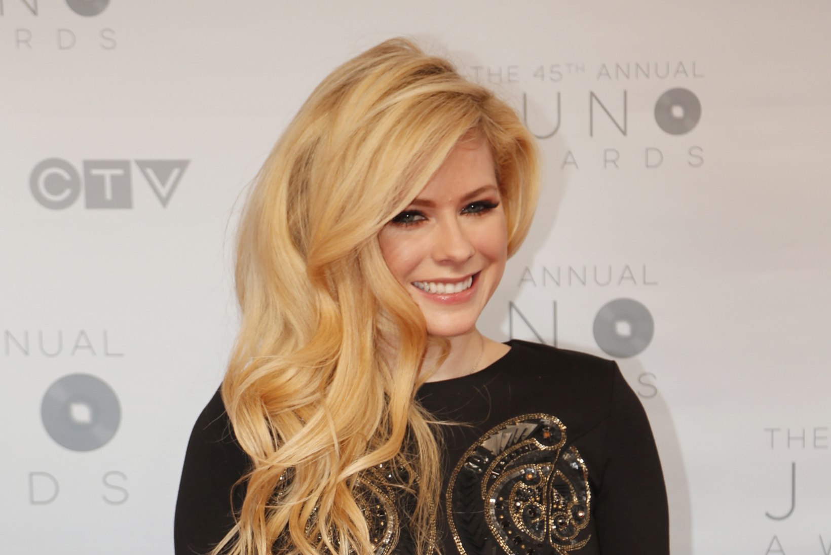 Avril Lavigne rõõmustab fänne uue albumiga