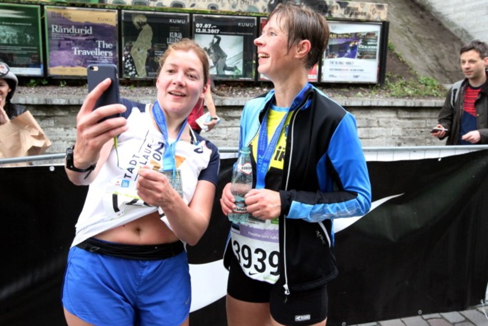 FOTOD JA VIDEO | Märg ja õnnelik Kersti Kaljulaid lõpetas poolmaratoni suurepärase ajaga