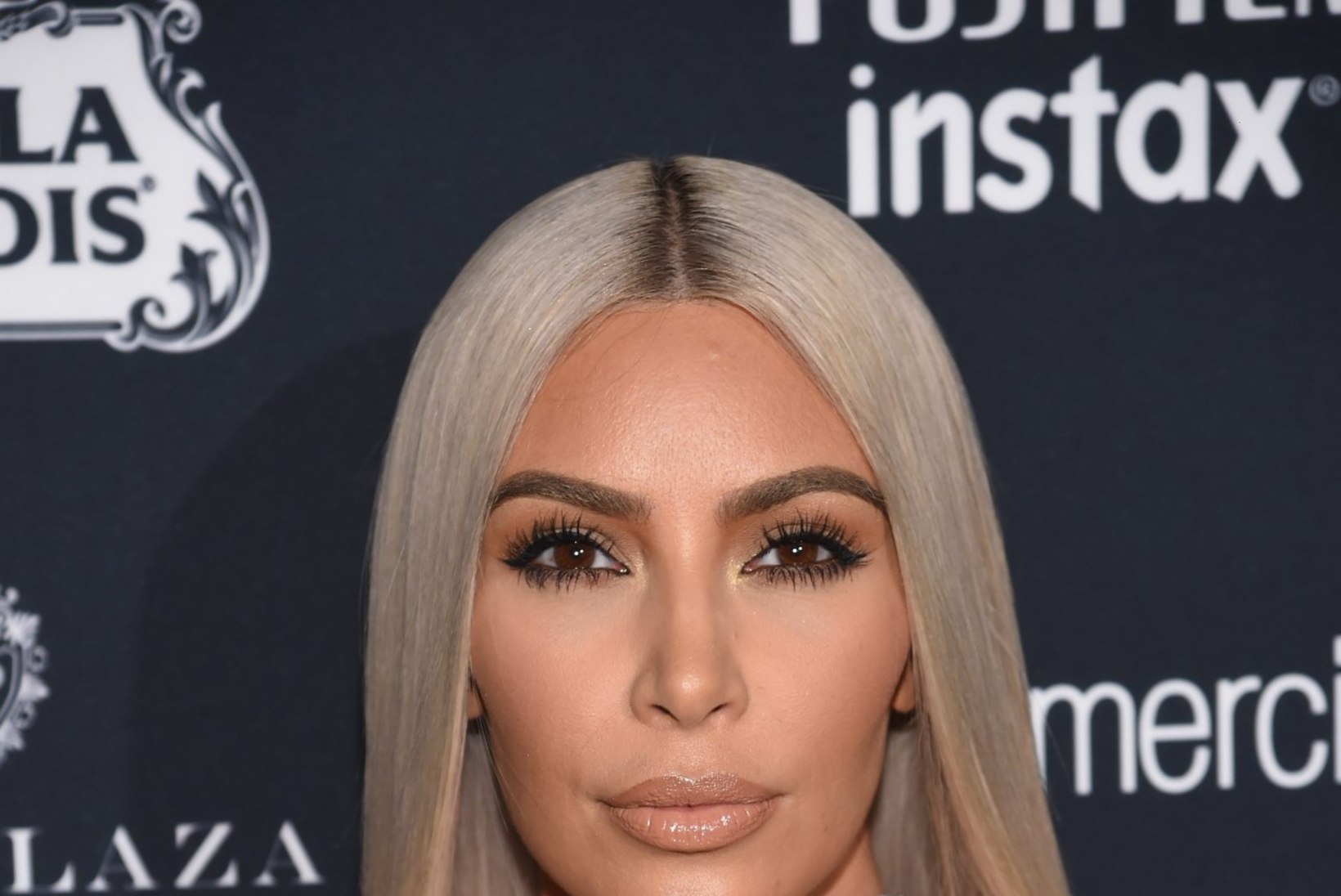 Kim Kardashiani galakostüüm: nahast stringid ja läbipaistvad retuusid!