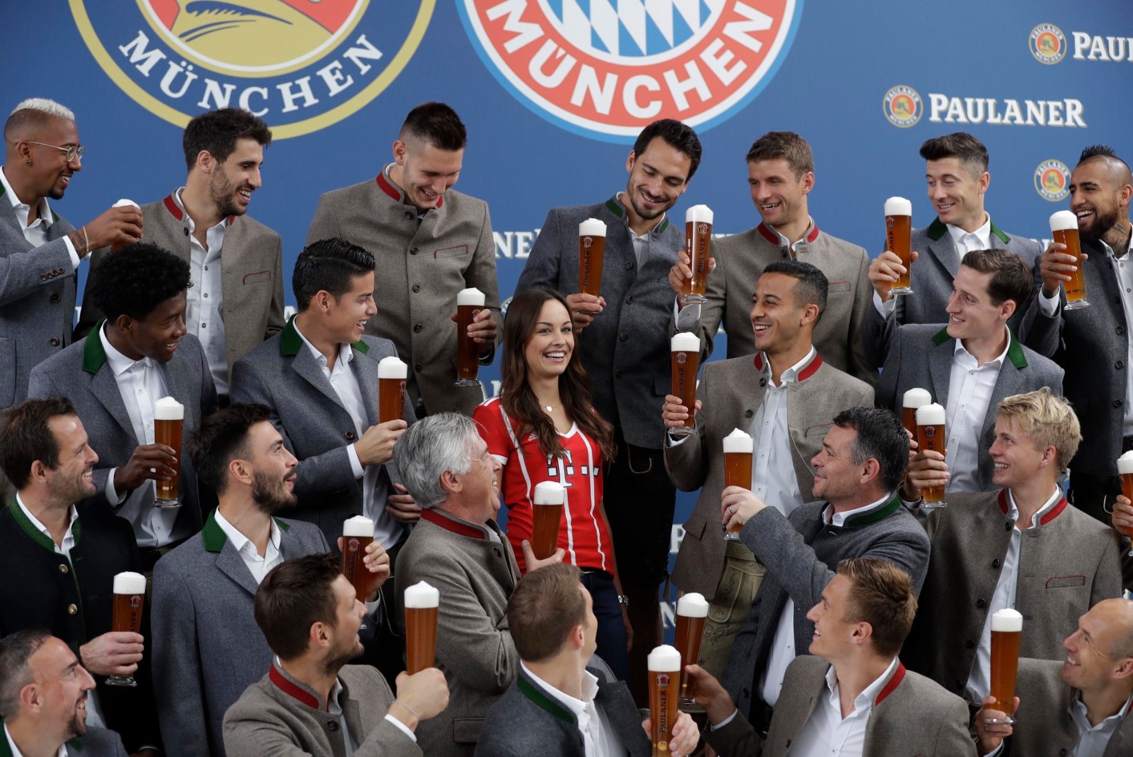 VAHUSED FOTOD | Bayerni mehed tõstsid Mülleri auks toosti